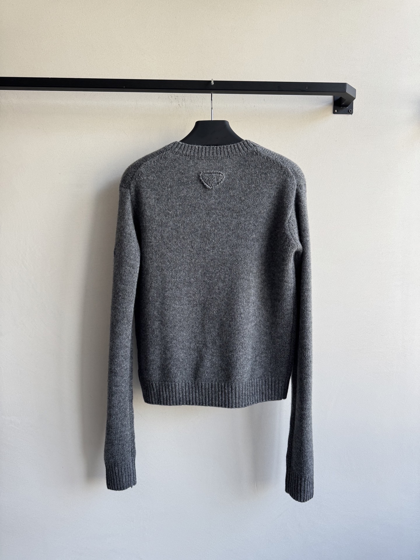 Prad*🆕25Fw早秋新款 排扣字母logo羊毛衫 原版开发！高版出品！100%羊毛材质，对版定制机织