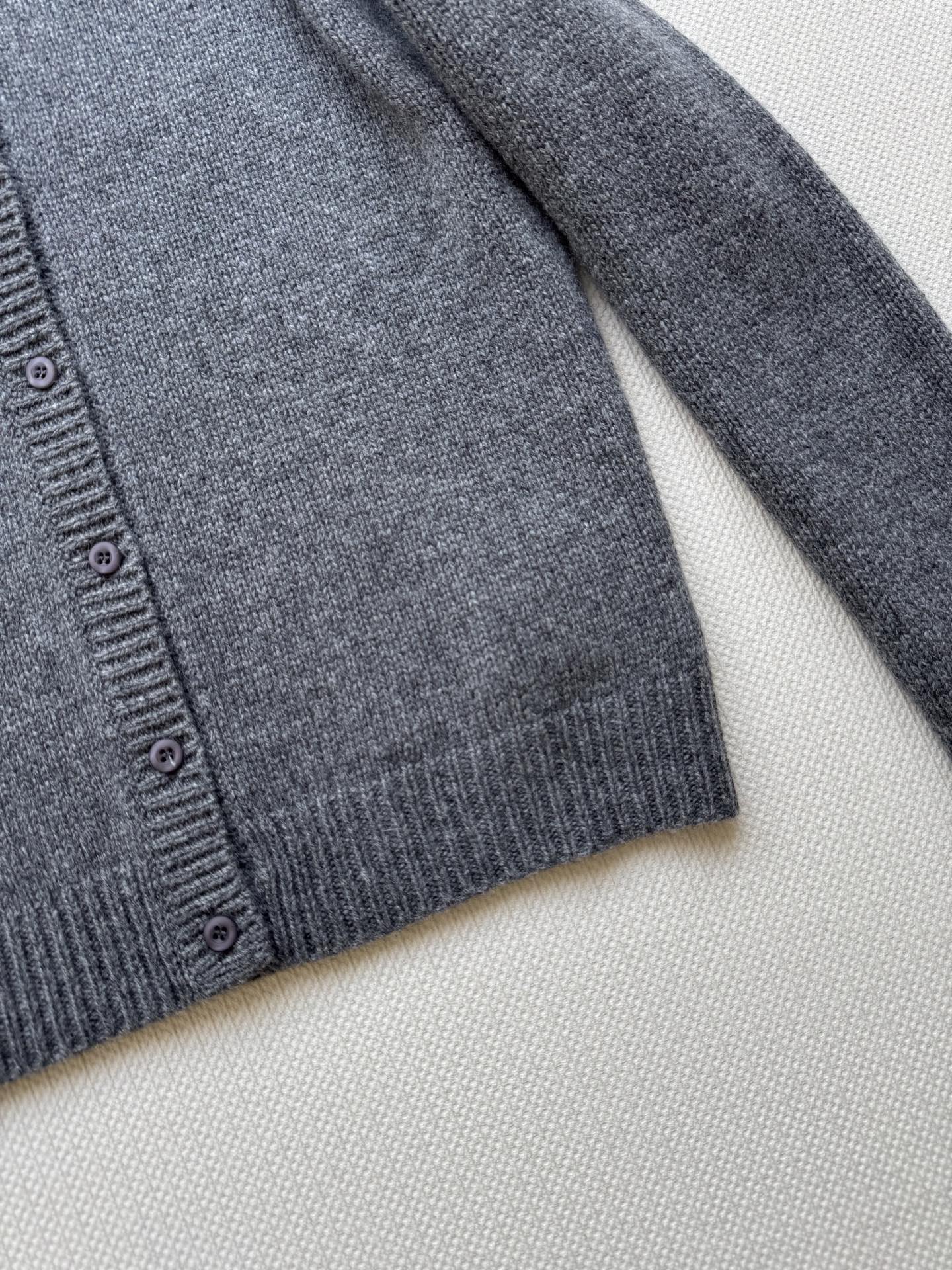 Prad*🆕25Fw早秋新款 排扣字母logo羊毛衫 原版开发！高版出品！100%羊毛材质，对版定制机织