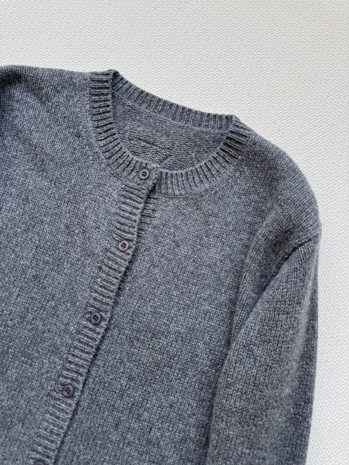 Prad*🆕25Fw早秋新款 排扣字母logo羊毛衫 原版开发！高版出品！100%羊毛材质，对版定制机织