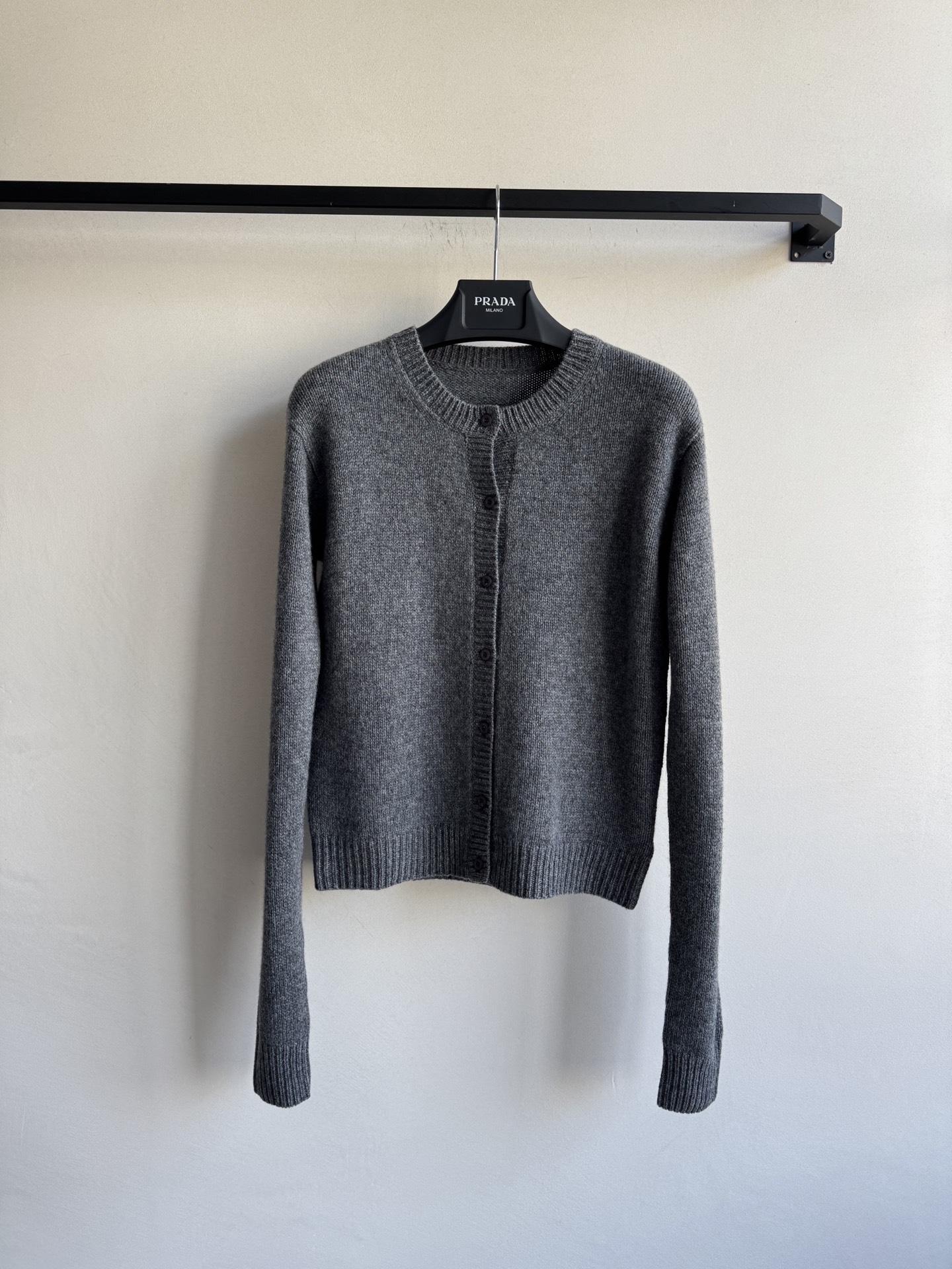 Prad*🆕25Fw早秋新款 排扣字母logo羊毛衫 原版开发！高版出品！100%羊毛材质，对版定制机织