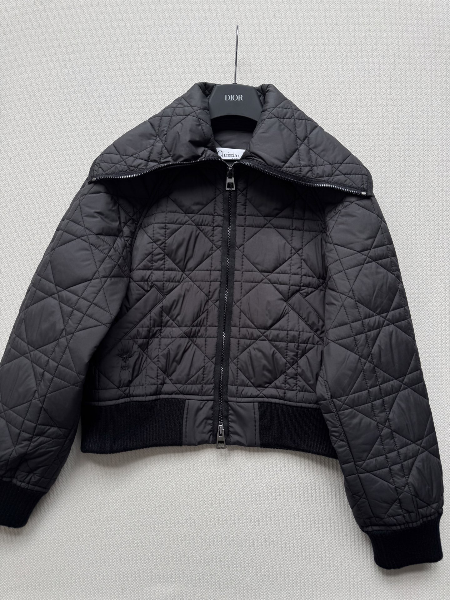 Dio*🆕25新款海军领棉服外套，D家饰以经典的超大藤格纹图案，常规版型 上身慵懒时髦 下摆刺绣小蜜蜂增