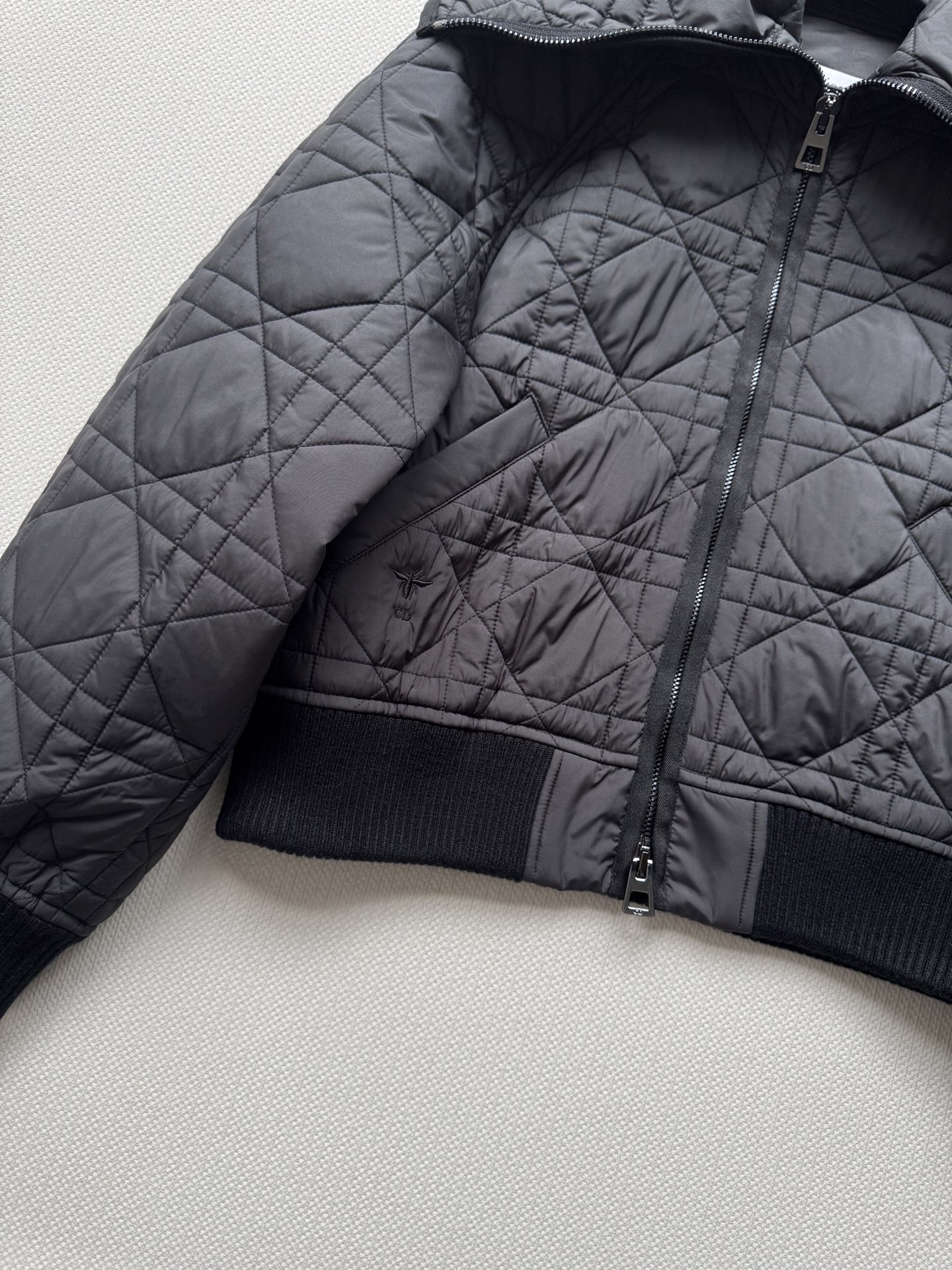 Dio*🆕25新款海军领棉服外套，D家饰以经典的超大藤格纹图案，常规版型 上身慵懒时髦 下摆刺绣小蜜蜂增