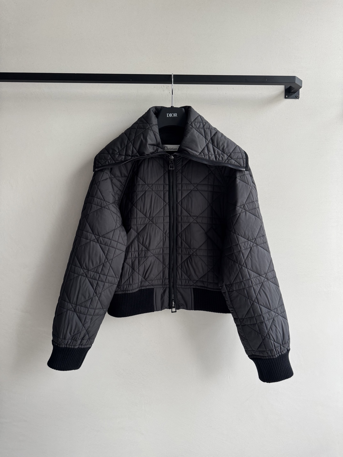 Dio*🆕25新款海军领棉服外套，D家饰以经典的超大藤格纹图案，常规版型 上身慵懒时髦 下摆刺绣小蜜蜂增