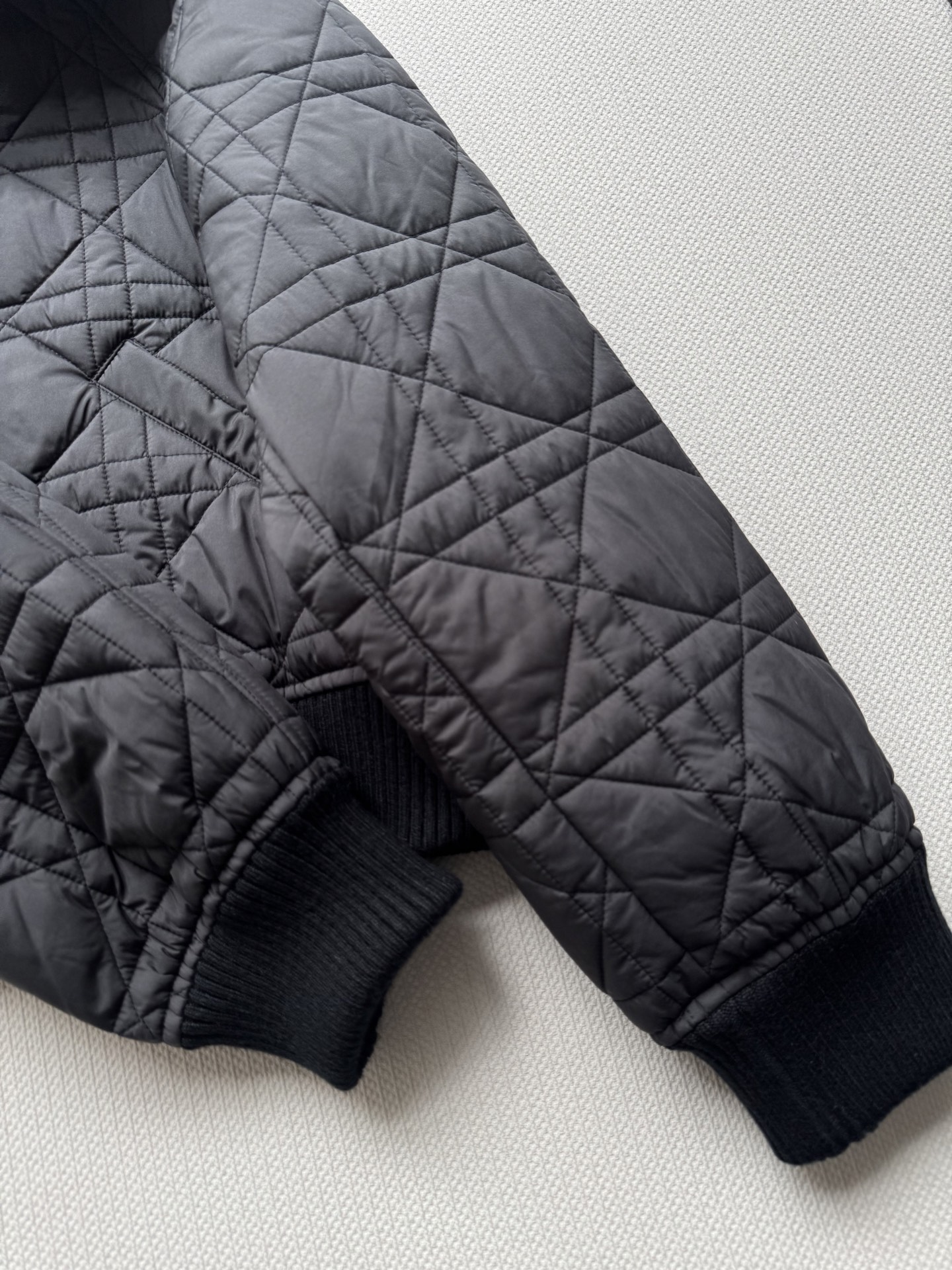 Dio*🆕25新款海军领棉服外套，D家饰以经典的超大藤格纹图案，常规版型 上身慵懒时髦 下摆刺绣小蜜蜂增