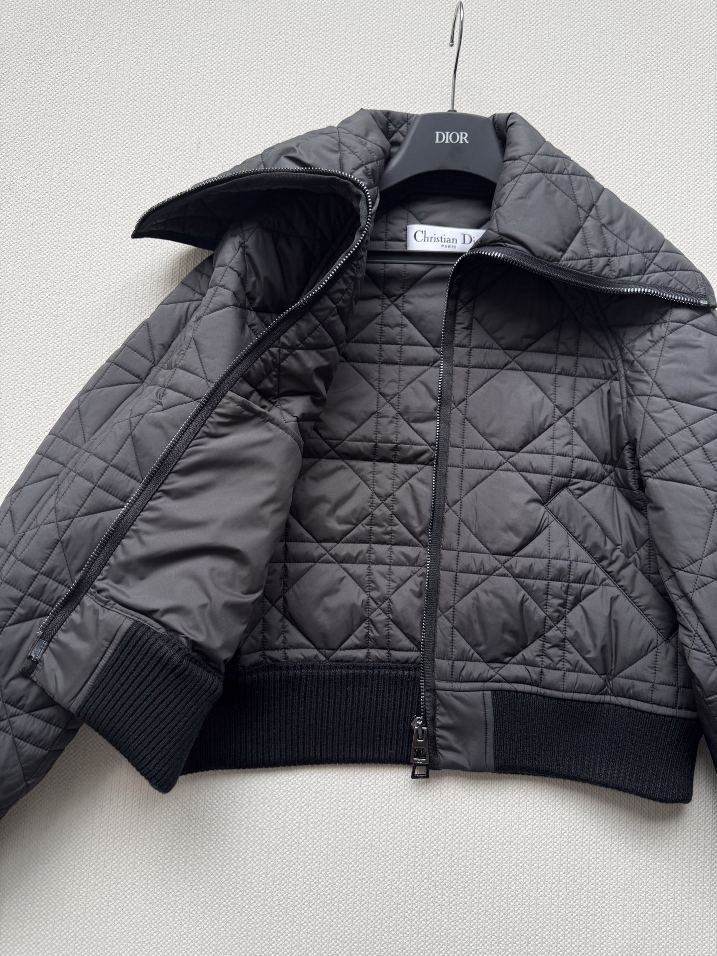 Dio*🆕25新款海军领棉服外套，D家饰以经典的超大藤格纹图案，常规版型 上身慵懒时髦 下摆刺绣小蜜蜂增