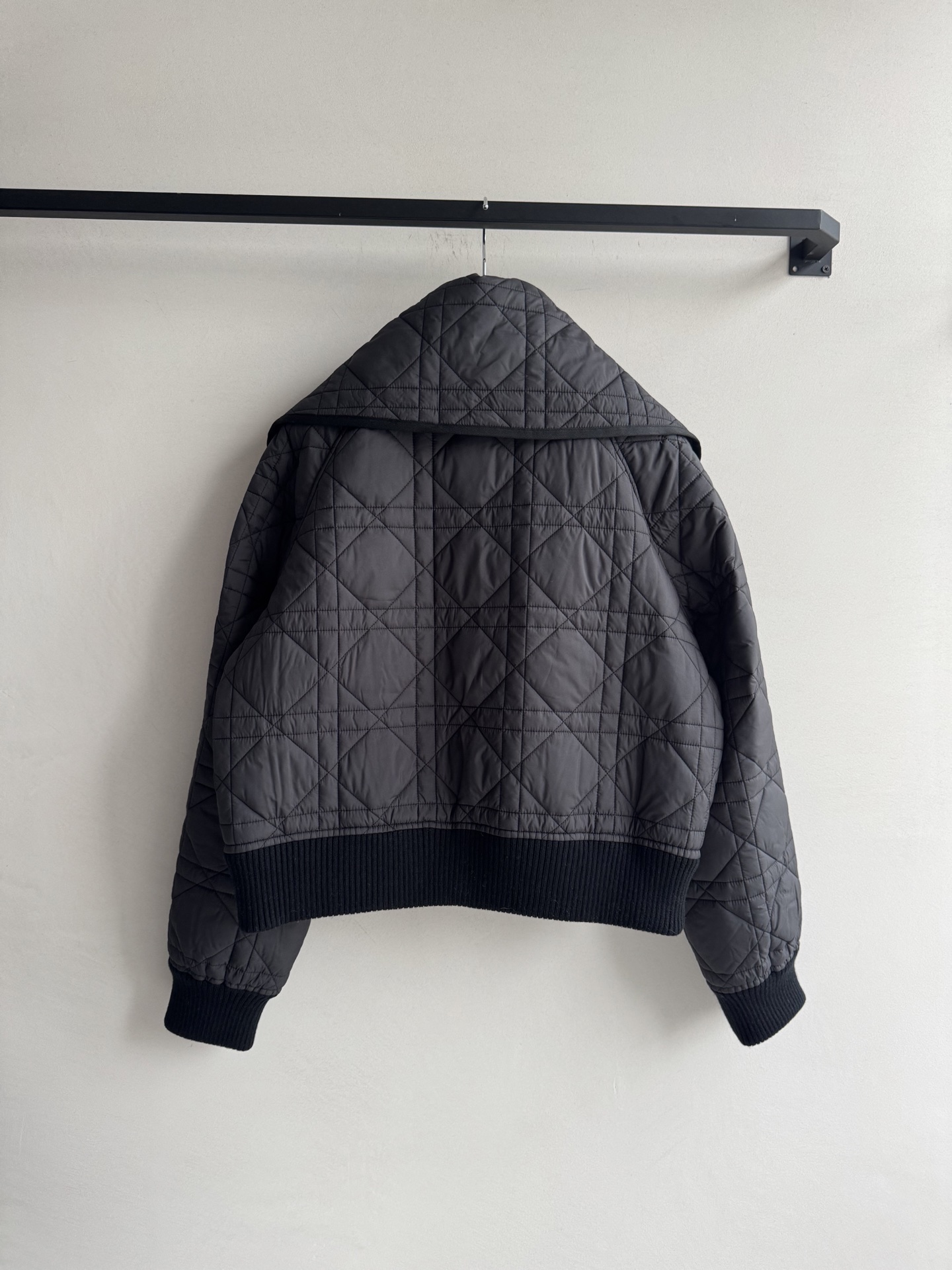 Dio*🆕25新款海军领棉服外套，D家饰以经典的超大藤格纹图案，常规版型 上身慵懒时髦 下摆刺绣小蜜蜂增