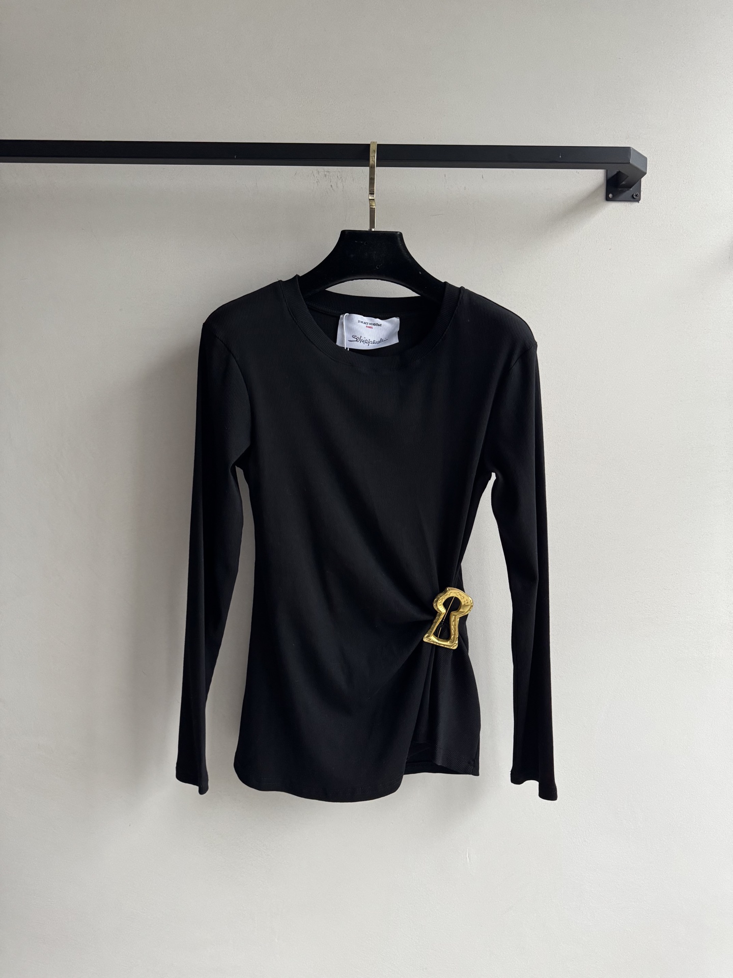 🆕夏帕瑞丽25新款上衣🔥爆款推荐黑/白/咖，基础圆领➕小设计感，腰部做了褶皱设计超显瘦，配色金属别针点缀