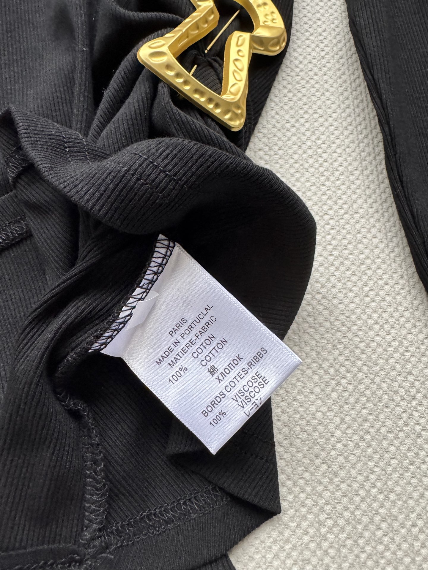 🆕夏帕瑞丽25新款上衣🔥爆款推荐黑/白/咖，基础圆领➕小设计感，腰部做了褶皱设计超显瘦，配色金属别针点缀