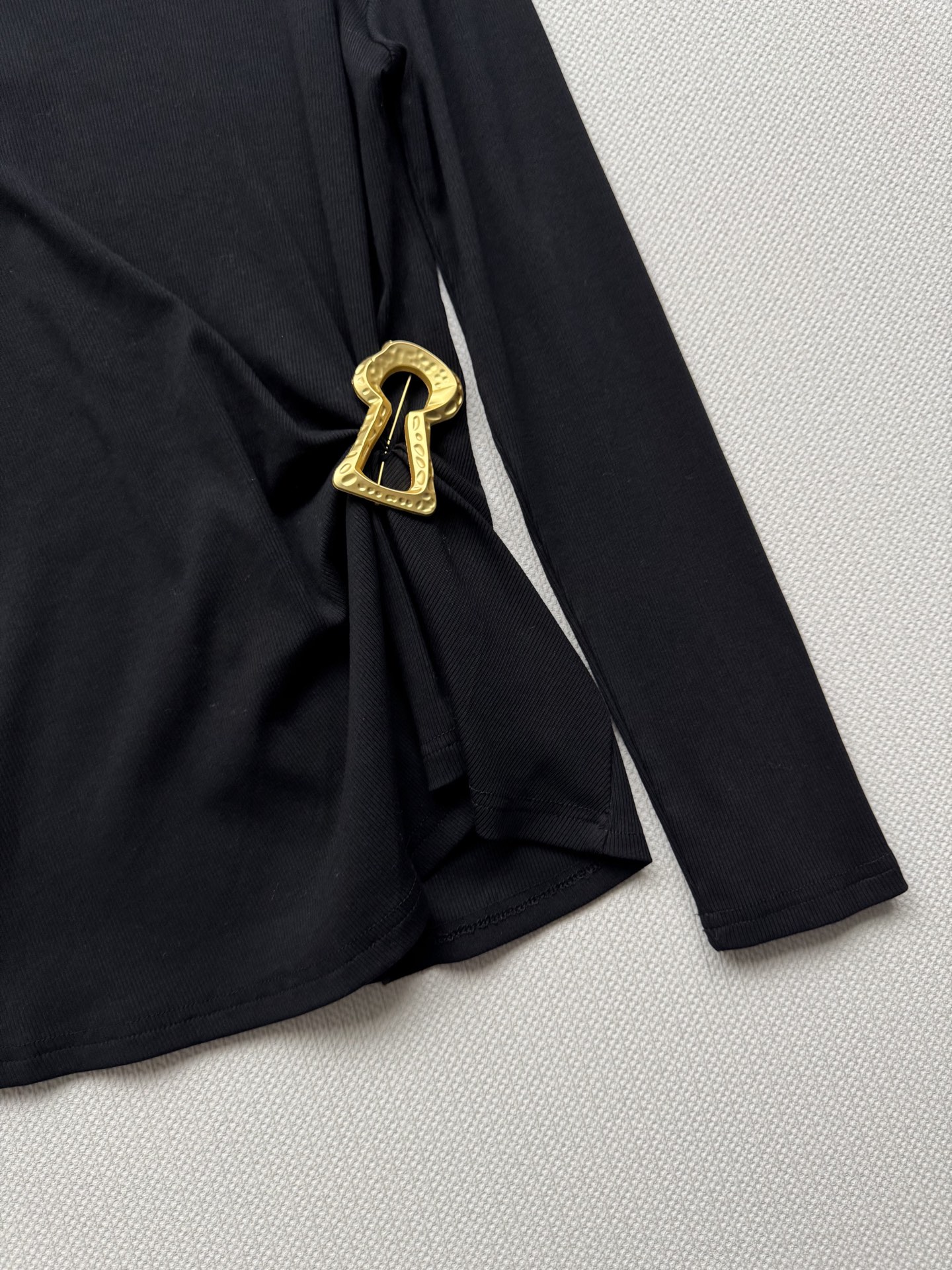 🆕夏帕瑞丽25新款上衣🔥爆款推荐黑/白/咖，基础圆领➕小设计感，腰部做了褶皱设计超显瘦，配色金属别针点缀