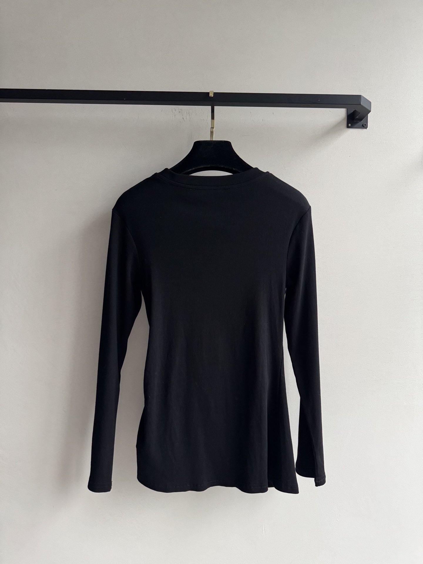 🆕夏帕瑞丽25新款上衣🔥爆款推荐黑/白/咖，基础圆领➕小设计感，腰部做了褶皱设计超显瘦，配色金属别针点缀