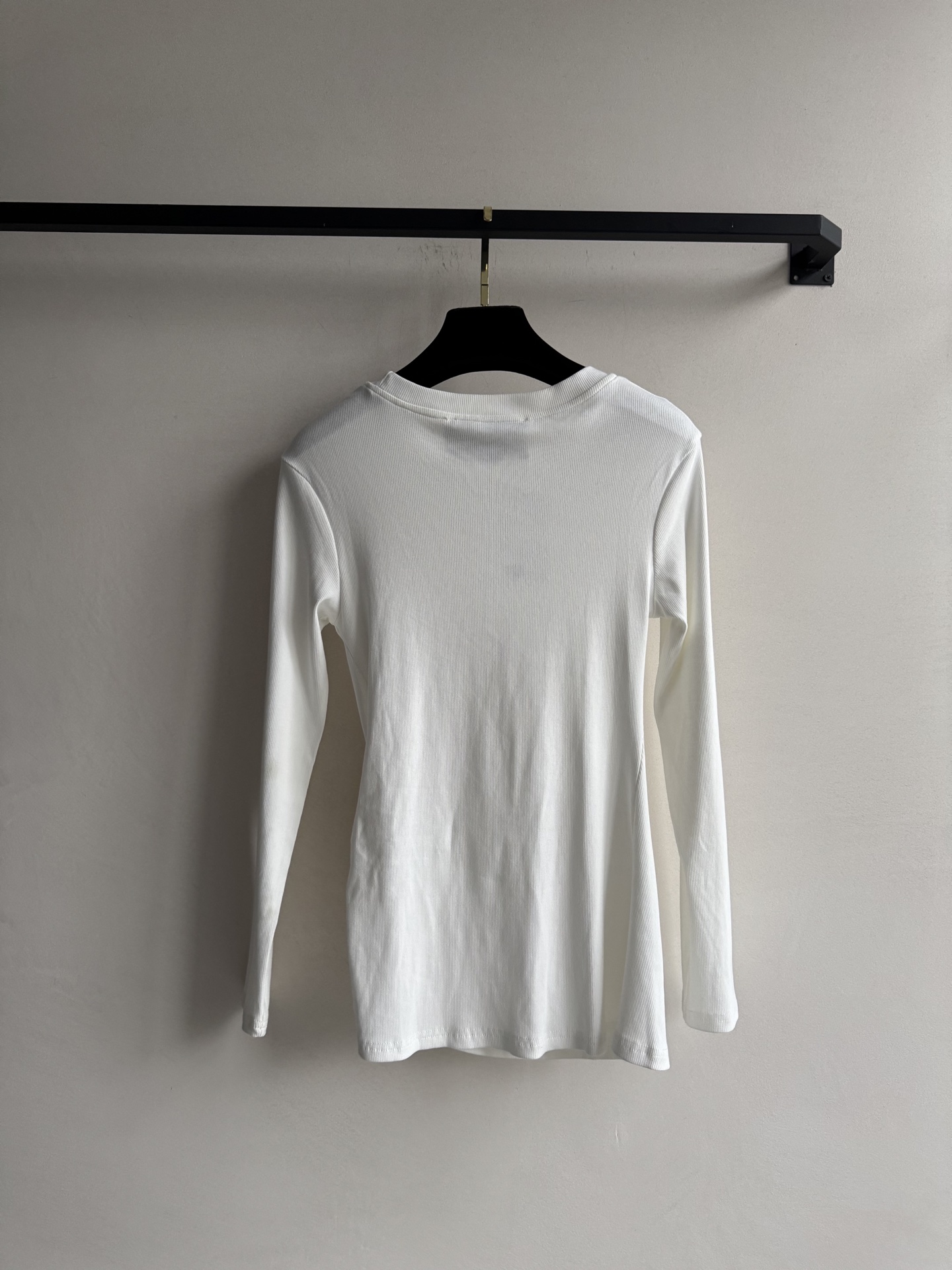 🆕夏帕瑞丽25新款上衣🔥爆款推荐黑/白/咖，基础圆领➕小设计感，腰部做了褶皱设计超显瘦，配色金属别针点缀