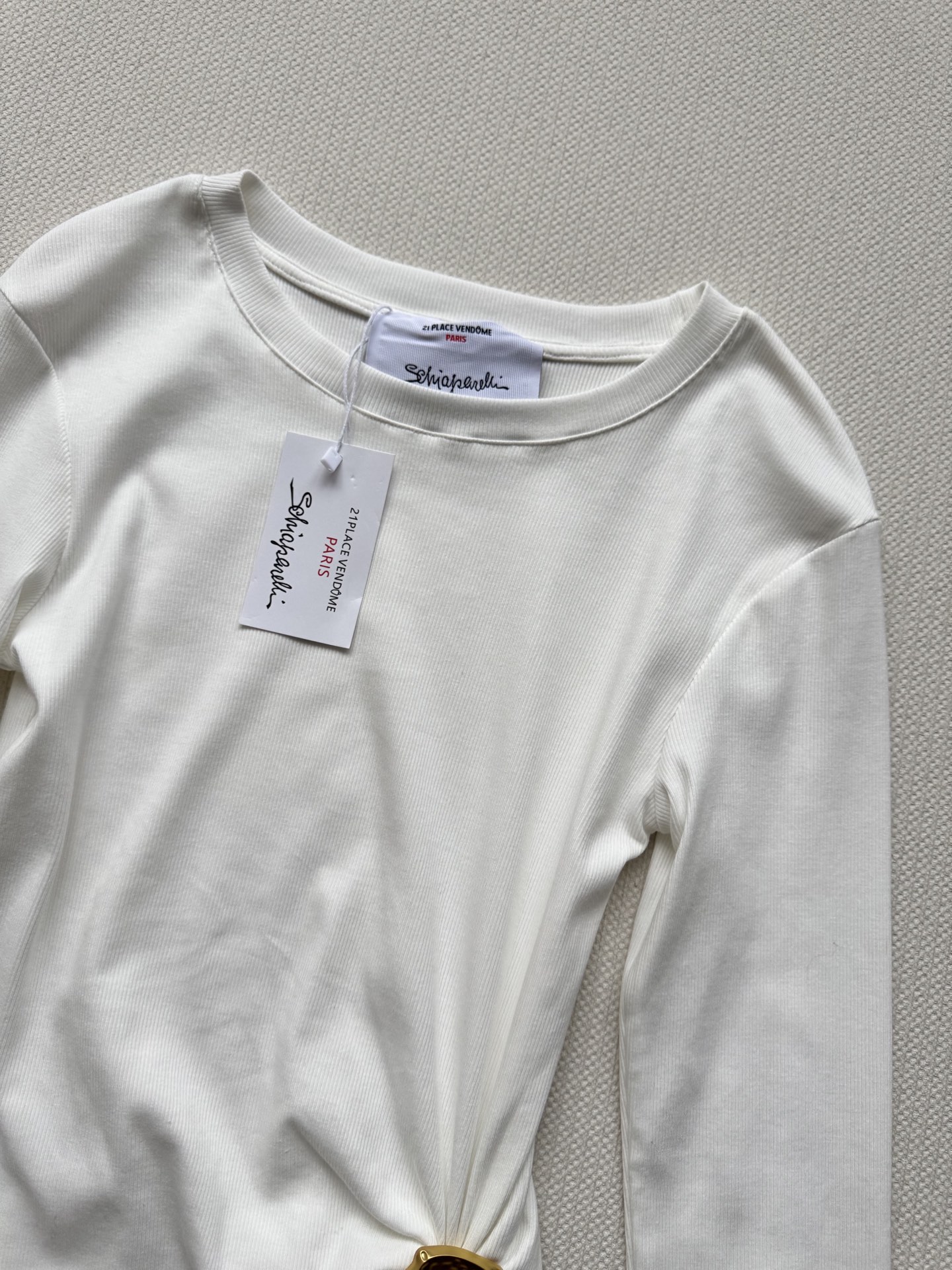 🆕夏帕瑞丽25新款上衣🔥爆款推荐黑/白/咖，基础圆领➕小设计感，腰部做了褶皱设计超显瘦，配色金属别针点缀