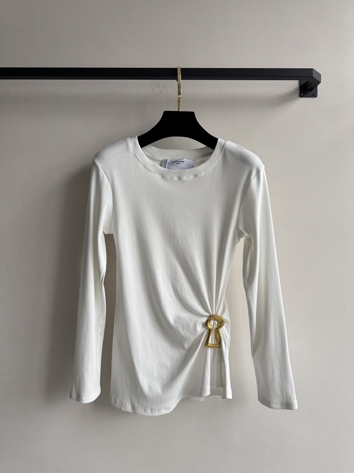 🆕夏帕瑞丽25新款上衣🔥爆款推荐黑/白/咖，基础圆领➕小设计感，腰部做了褶皱设计超显瘦，配色金属别针点缀