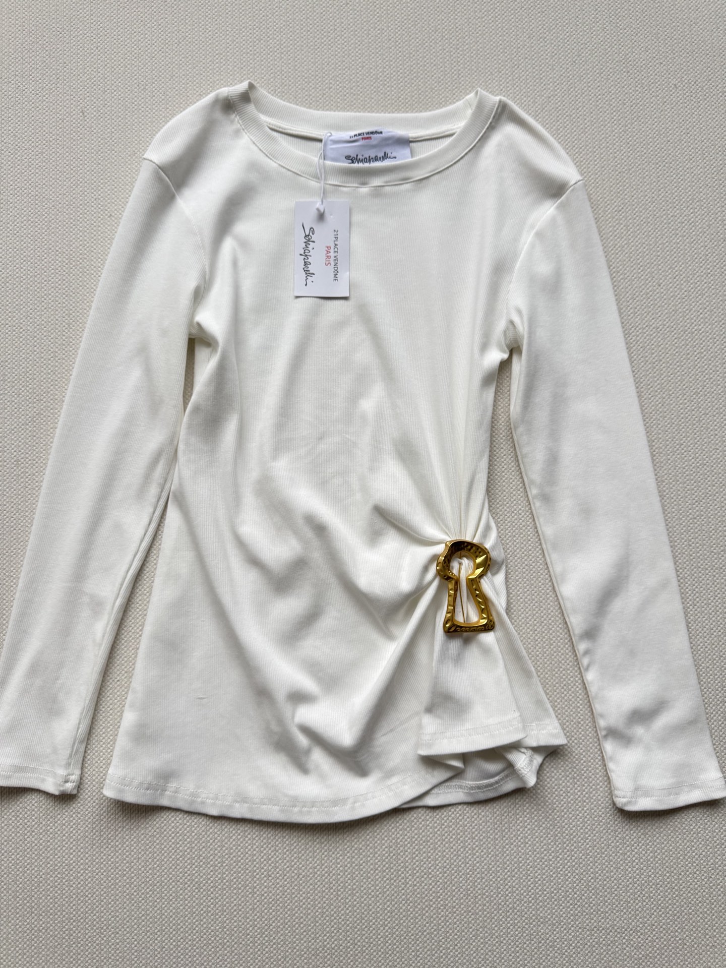 🆕夏帕瑞丽25新款上衣🔥爆款推荐黑/白/咖，基础圆领➕小设计感，腰部做了褶皱设计超显瘦，配色金属别针点缀