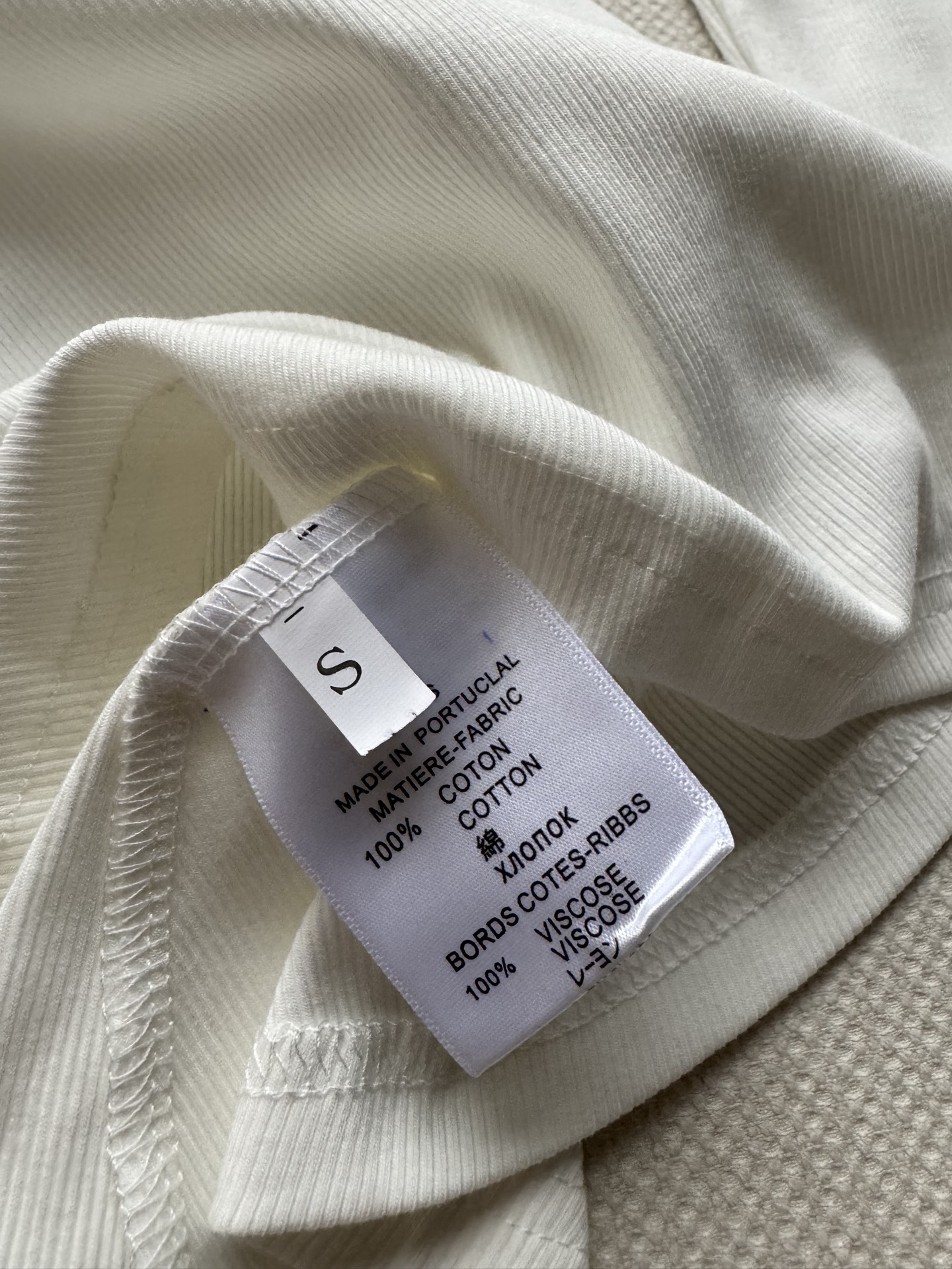 🆕夏帕瑞丽25新款上衣🔥爆款推荐黑/白/咖，基础圆领➕小设计感，腰部做了褶皱设计超显瘦，配色金属别针点缀