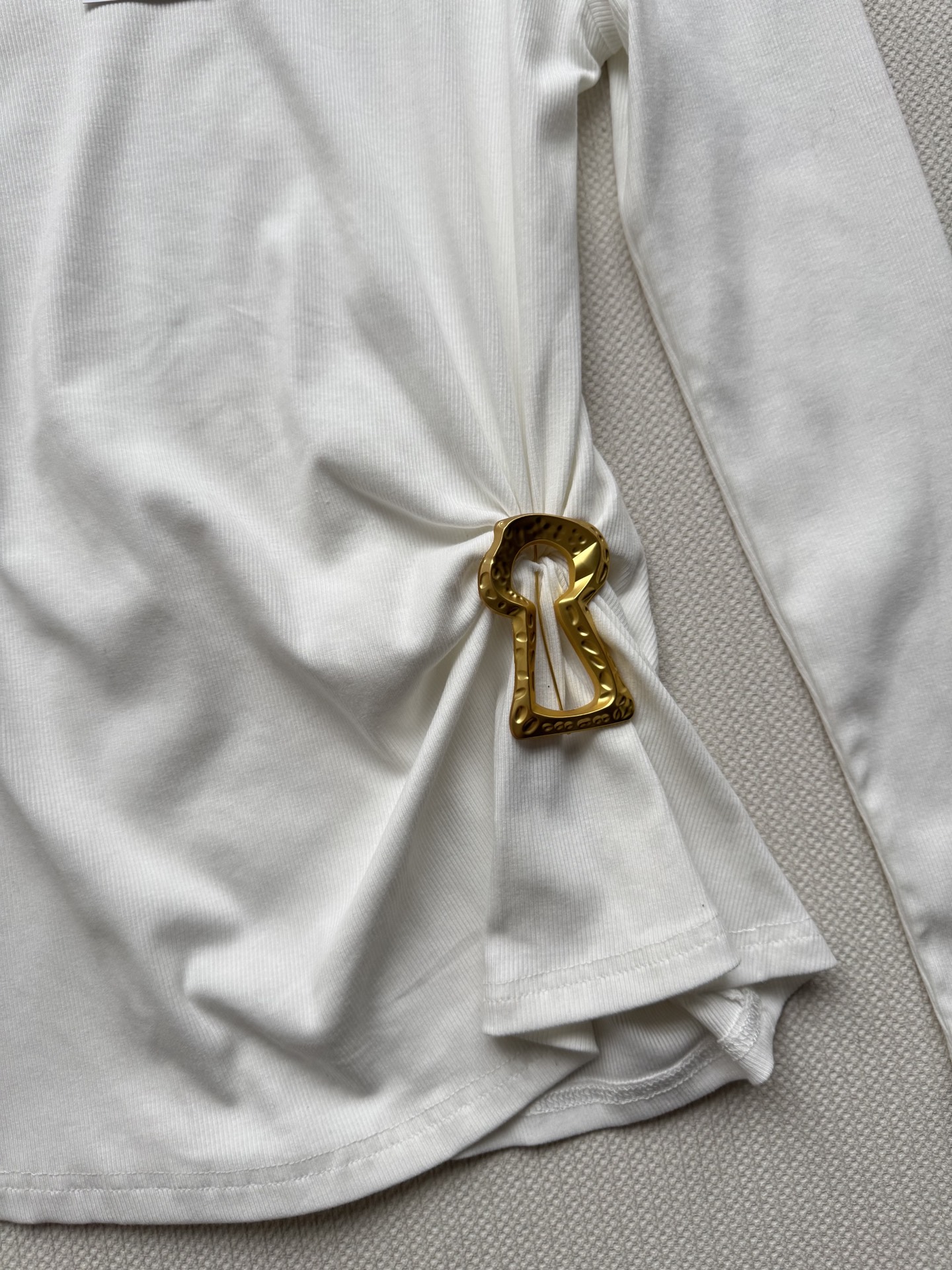 🆕夏帕瑞丽25新款上衣🔥爆款推荐黑/白/咖，基础圆领➕小设计感，腰部做了褶皱设计超显瘦，配色金属别针点缀