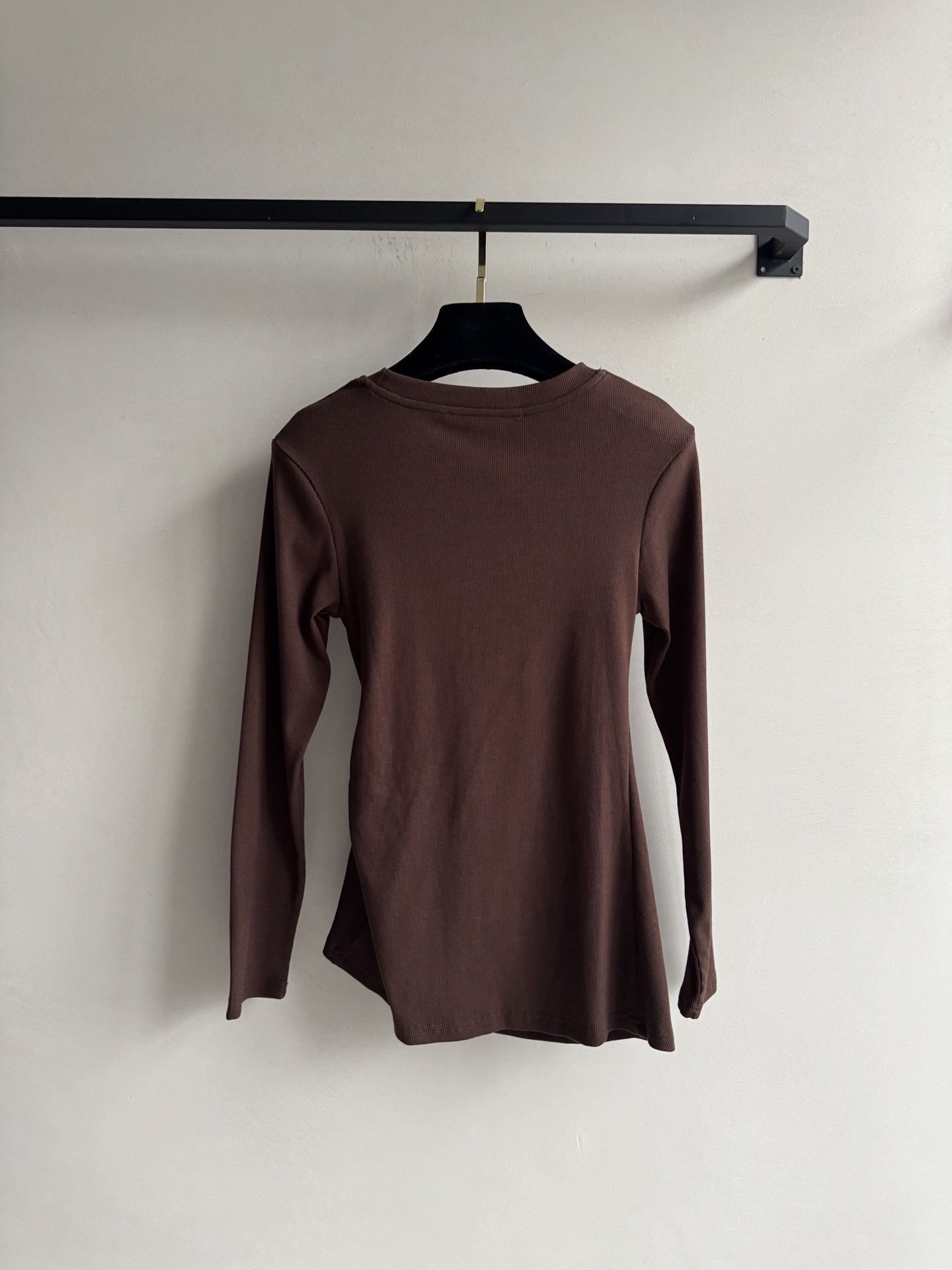 🆕夏帕瑞丽25新款上衣🔥爆款推荐黑/白/咖，基础圆领➕小设计感，腰部做了褶皱设计超显瘦，配色金属别针点缀