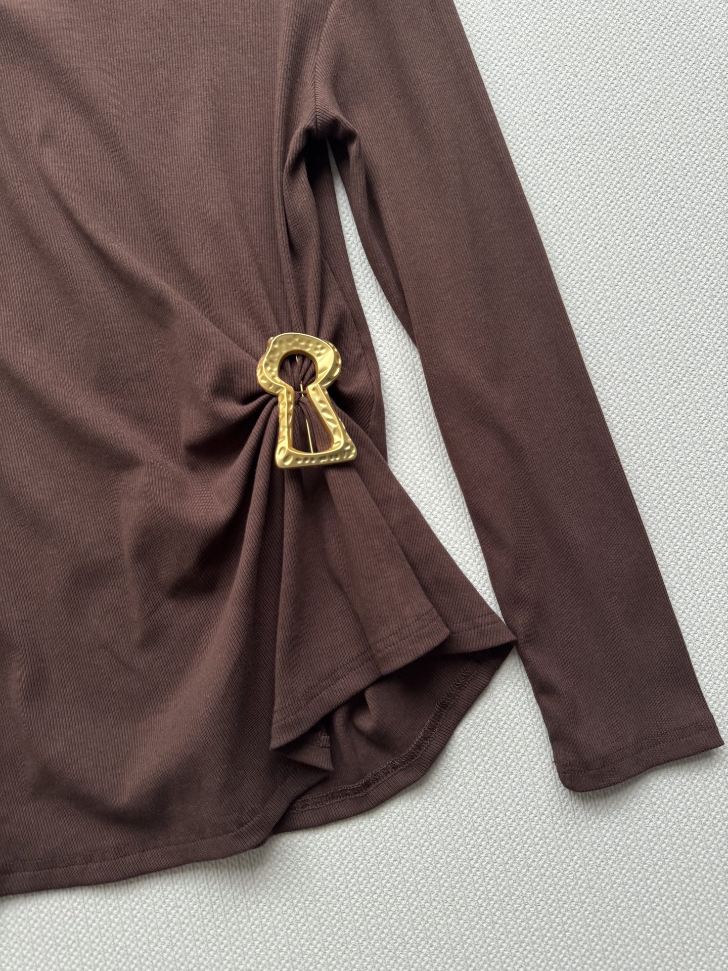 🆕夏帕瑞丽25新款上衣🔥爆款推荐黑/白/咖，基础圆领➕小设计感，腰部做了褶皱设计超显瘦，配色金属别针点缀