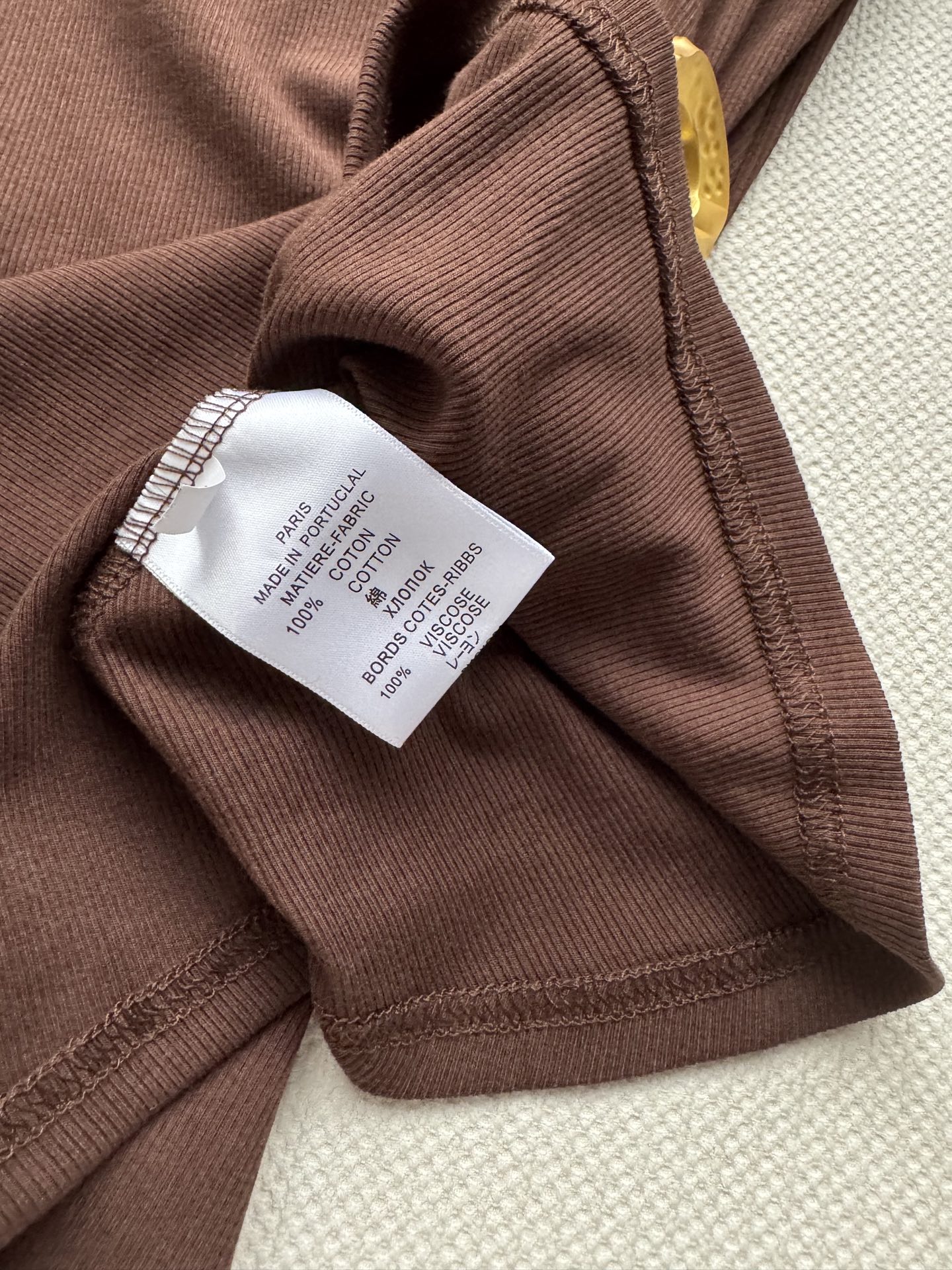 🆕夏帕瑞丽25新款上衣🔥爆款推荐黑/白/咖，基础圆领➕小设计感，腰部做了褶皱设计超显瘦，配色金属别针点缀