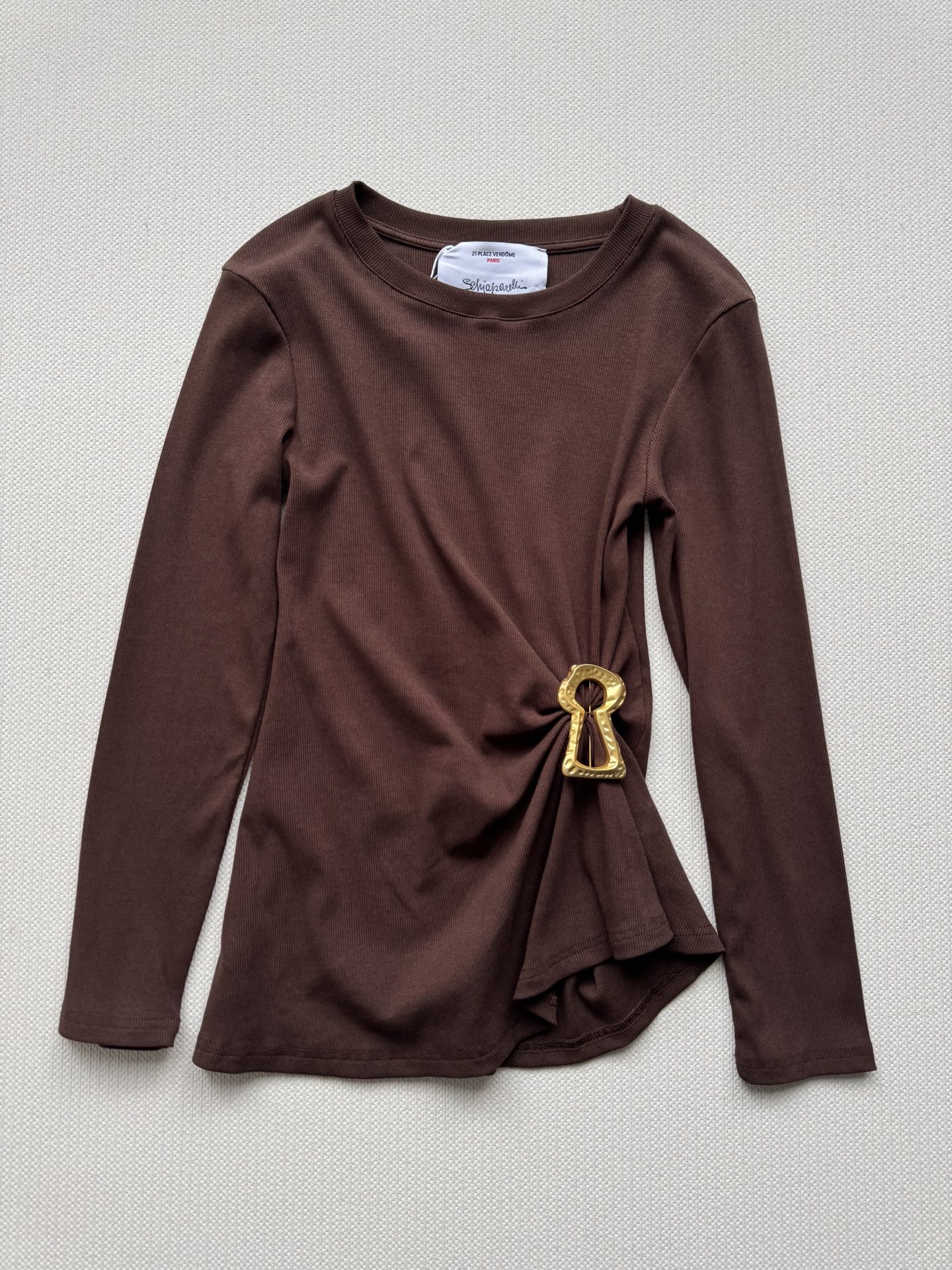 🆕夏帕瑞丽25新款上衣🔥爆款推荐黑/白/咖，基础圆领➕小设计感，腰部做了褶皱设计超显瘦，配色金属别针点缀