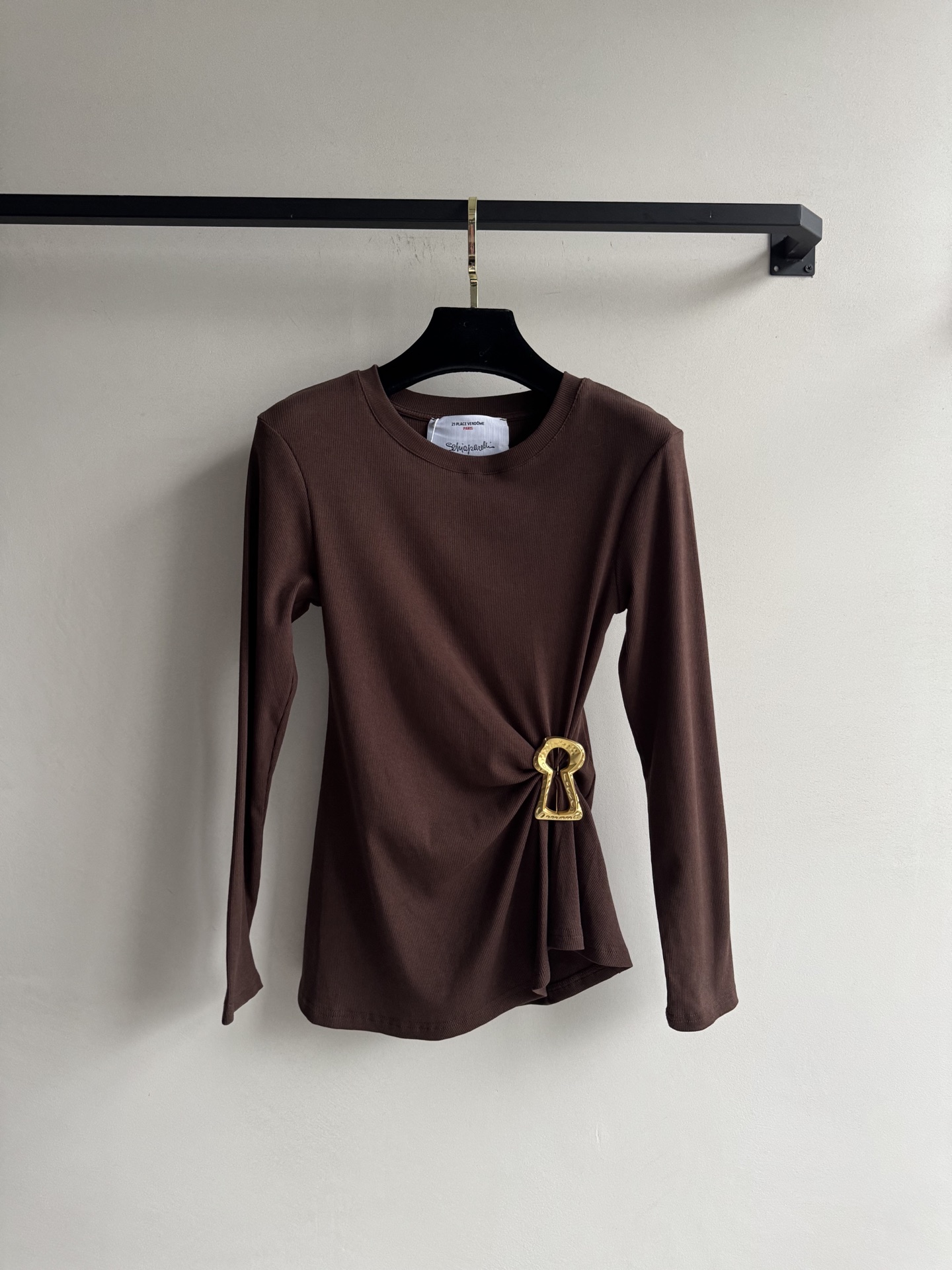 🆕夏帕瑞丽25新款上衣🔥爆款推荐黑/白/咖，基础圆领➕小设计感，腰部做了褶皱设计超显瘦，配色金属别针点缀