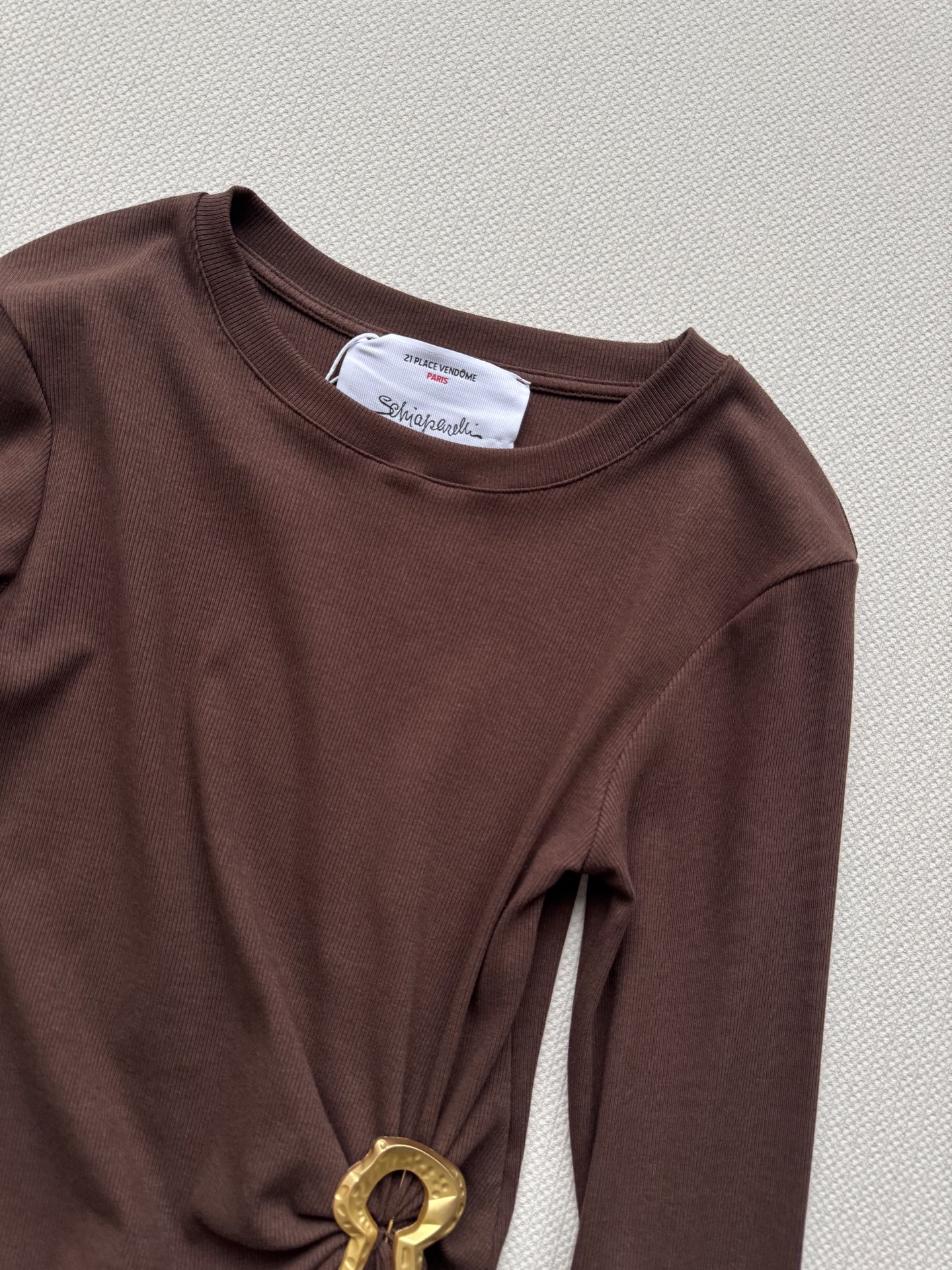 🆕夏帕瑞丽25新款上衣🔥爆款推荐黑/白/咖，基础圆领➕小设计感，腰部做了褶皱设计超显瘦，配色金属别针点缀