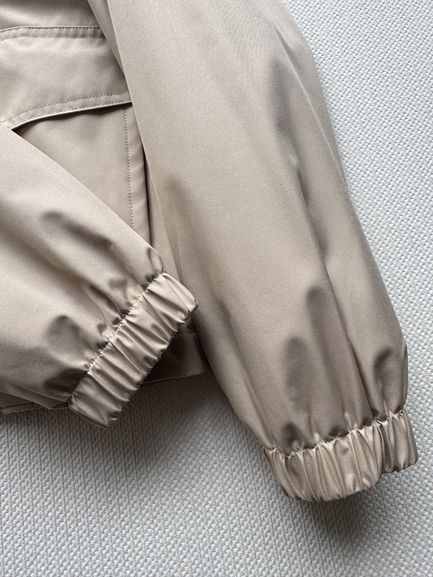 LoroPiana🆕新款，这件风衣每年出勤率都很高，防风防水防污，轻的很，穿了就不想脱，沙色永远经典呀🟤