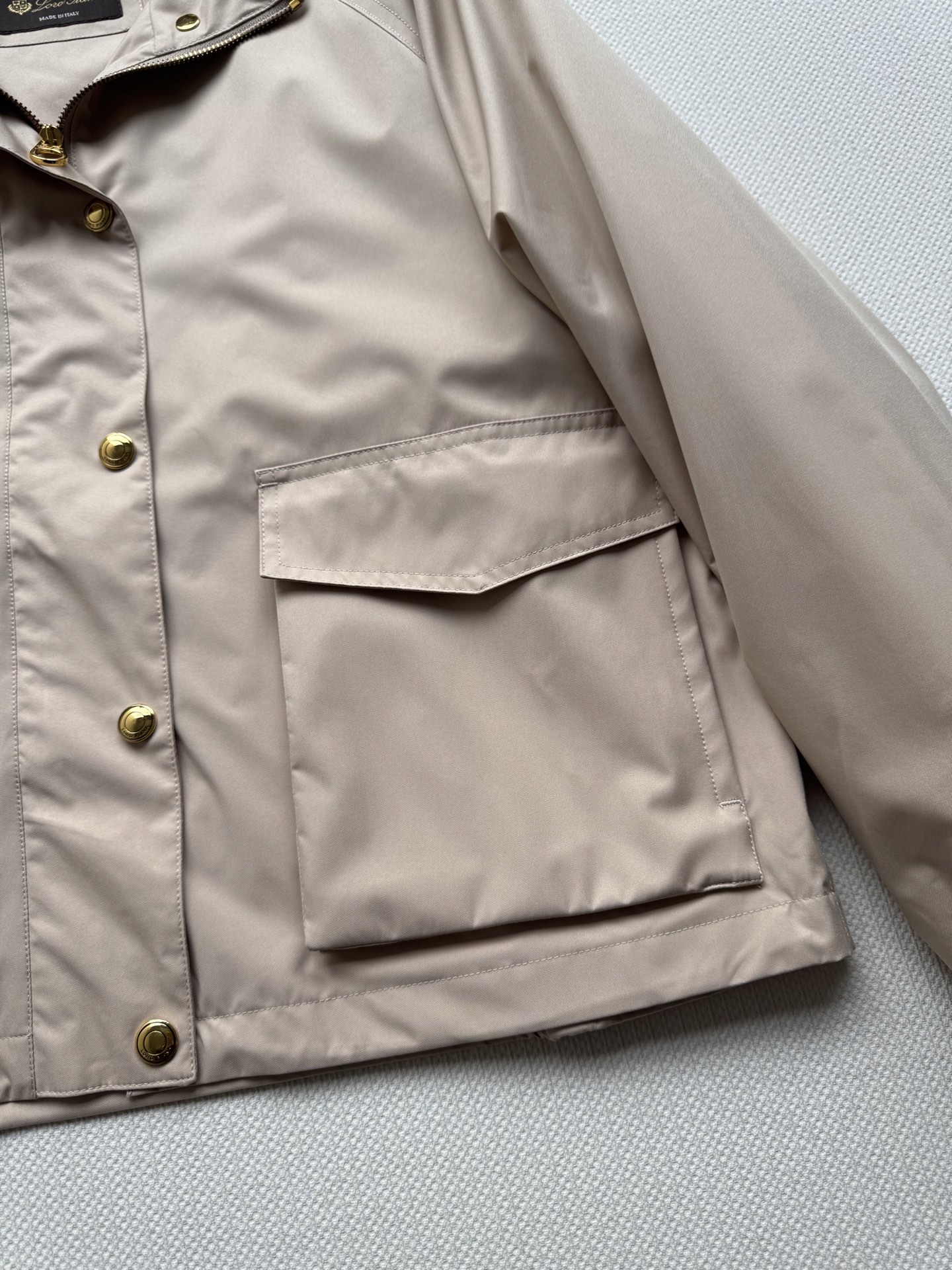 LoroPiana🆕新款，这件风衣每年出勤率都很高，防风防水防污，轻的很，穿了就不想脱，沙色永远经典呀🟤