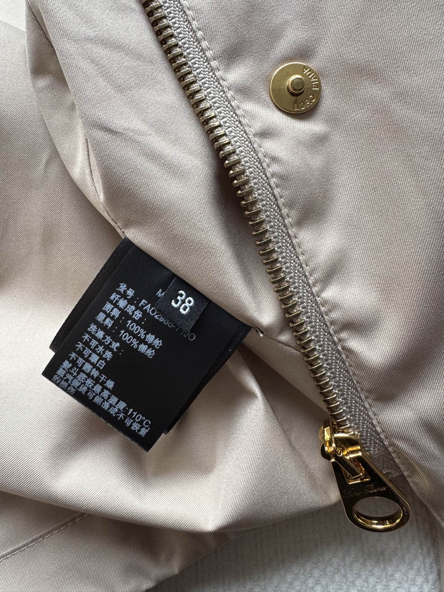 LoroPiana🆕新款，这件风衣每年出勤率都很高，防风防水防污，轻的很，穿了就不想脱，沙色永远经典呀🟤