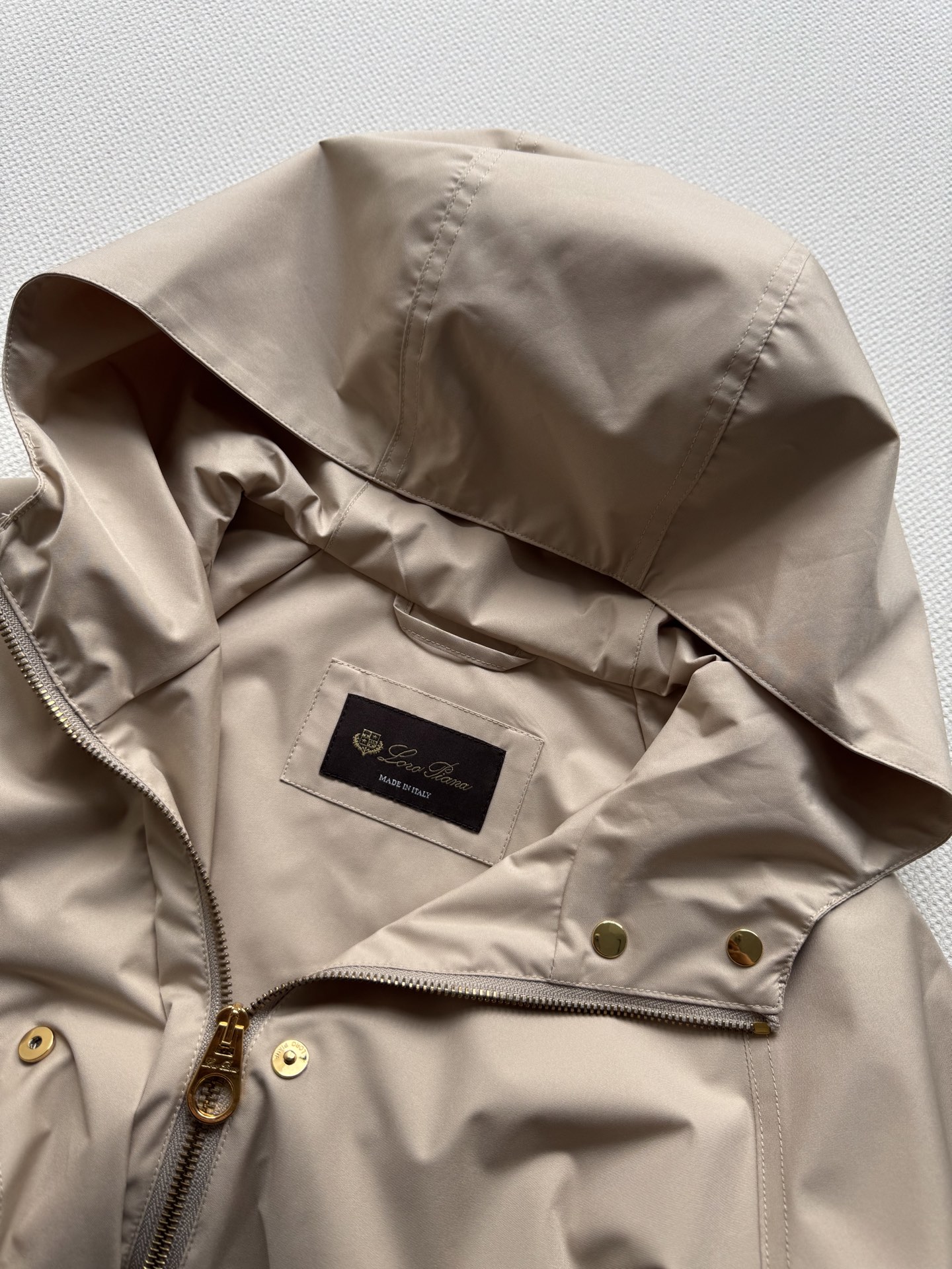 LoroPiana🆕新款，这件风衣每年出勤率都很高，防风防水防污，轻的很，穿了就不想脱，沙色永远经典呀🟤