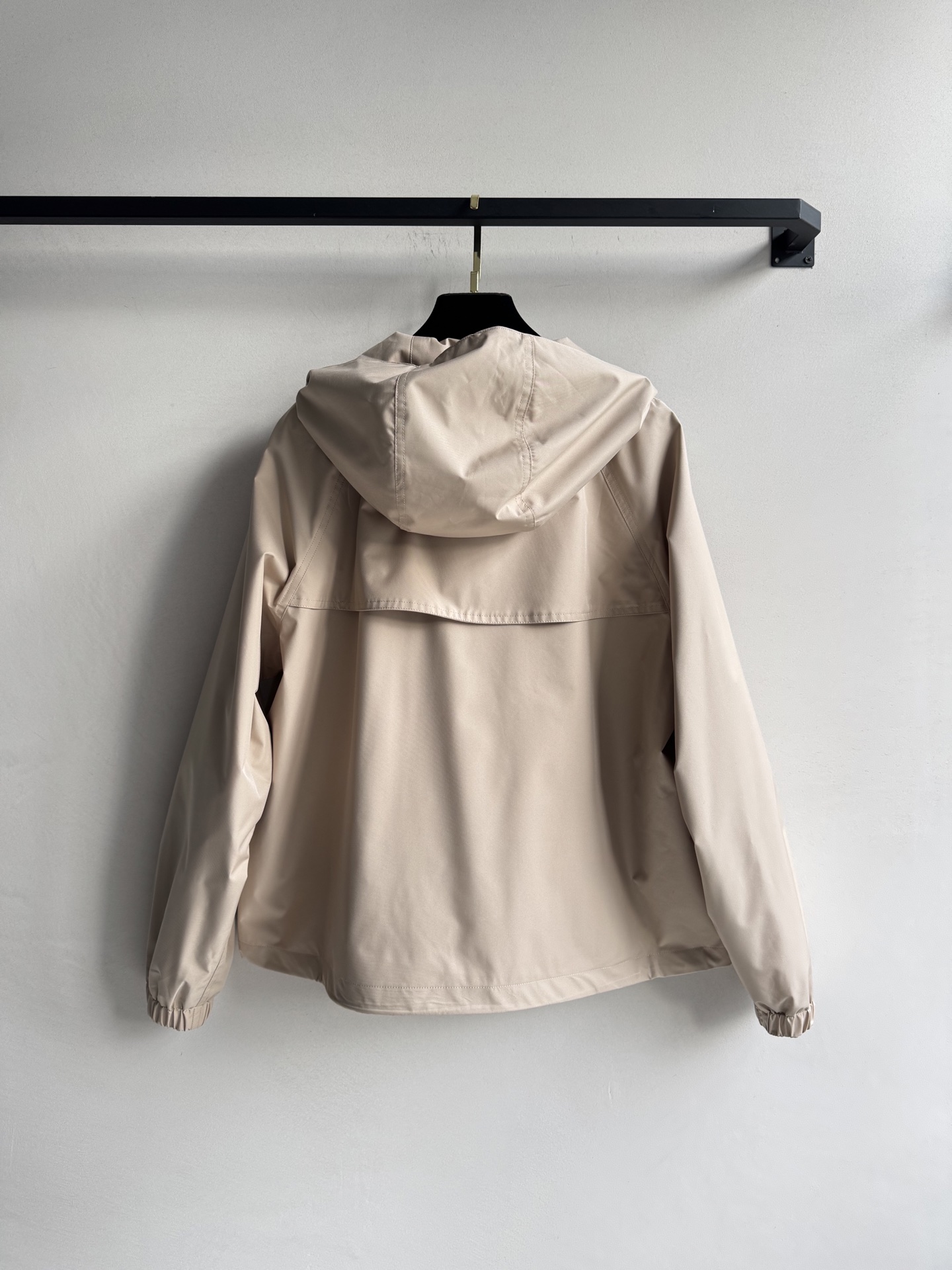 LoroPiana🆕新款，这件风衣每年出勤率都很高，防风防水防污，轻的很，穿了就不想脱，沙色永远经典呀🟤