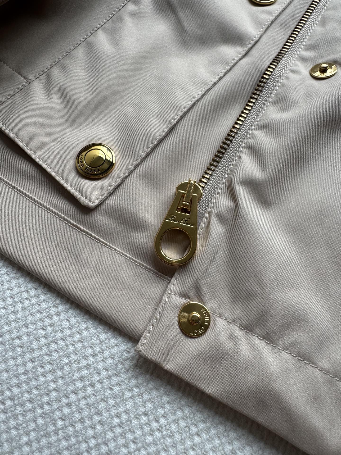 LoroPiana🆕新款，这件风衣每年出勤率都很高，防风防水防污，轻的很，穿了就不想脱，沙色永远经典呀🟤