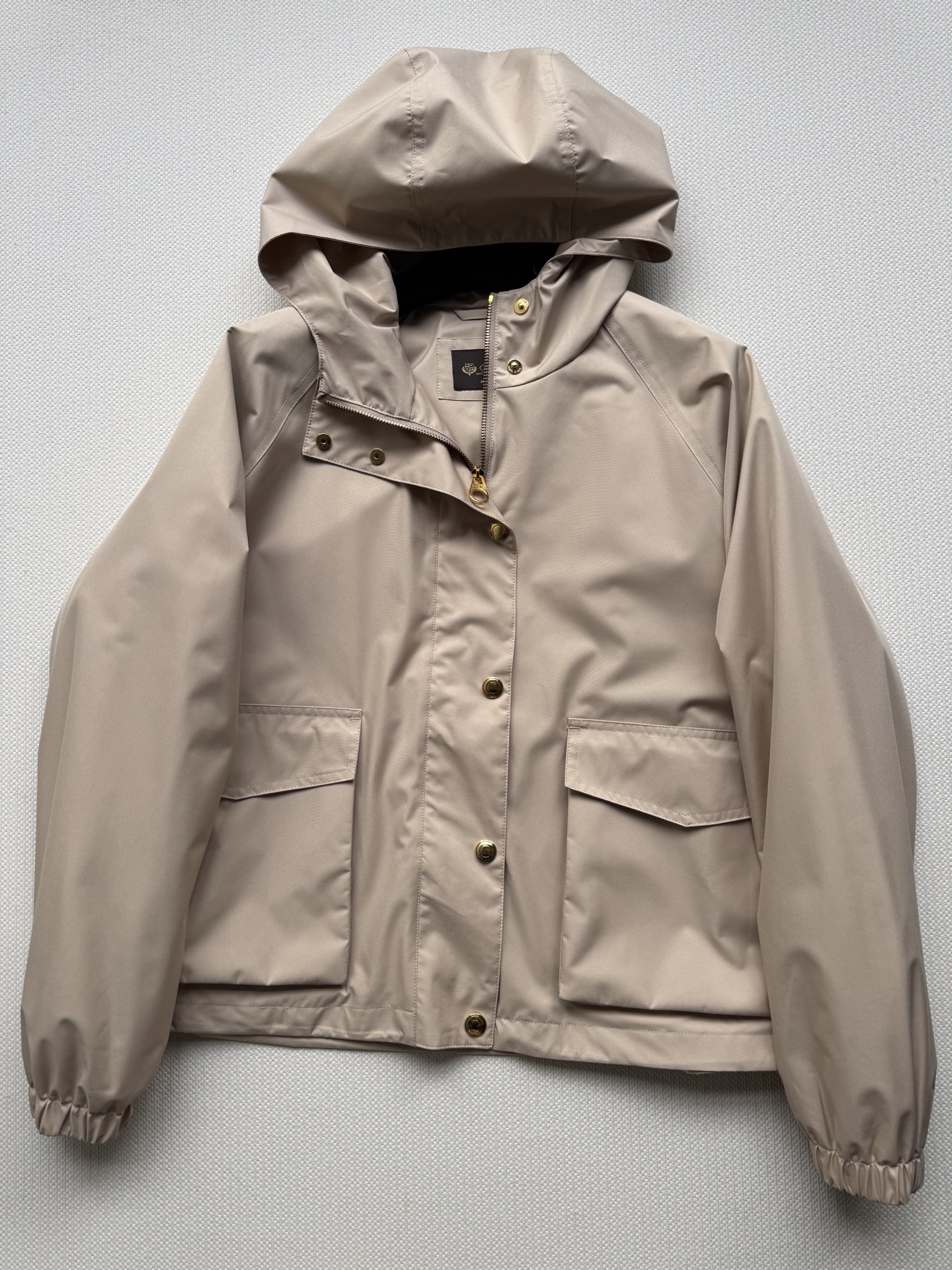 LoroPiana🆕新款，这件风衣每年出勤率都很高，防风防水防污，轻的很，穿了就不想脱，沙色永远经典呀🟤
