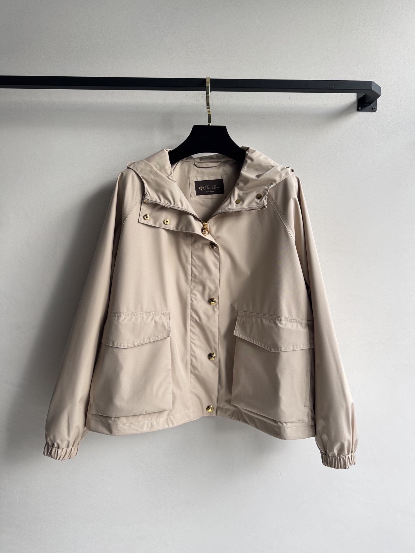 LoroPiana🆕新款，这件风衣每年出勤率都很高，防风防水防污，轻的很，穿了就不想脱，沙色永远经典呀🟤