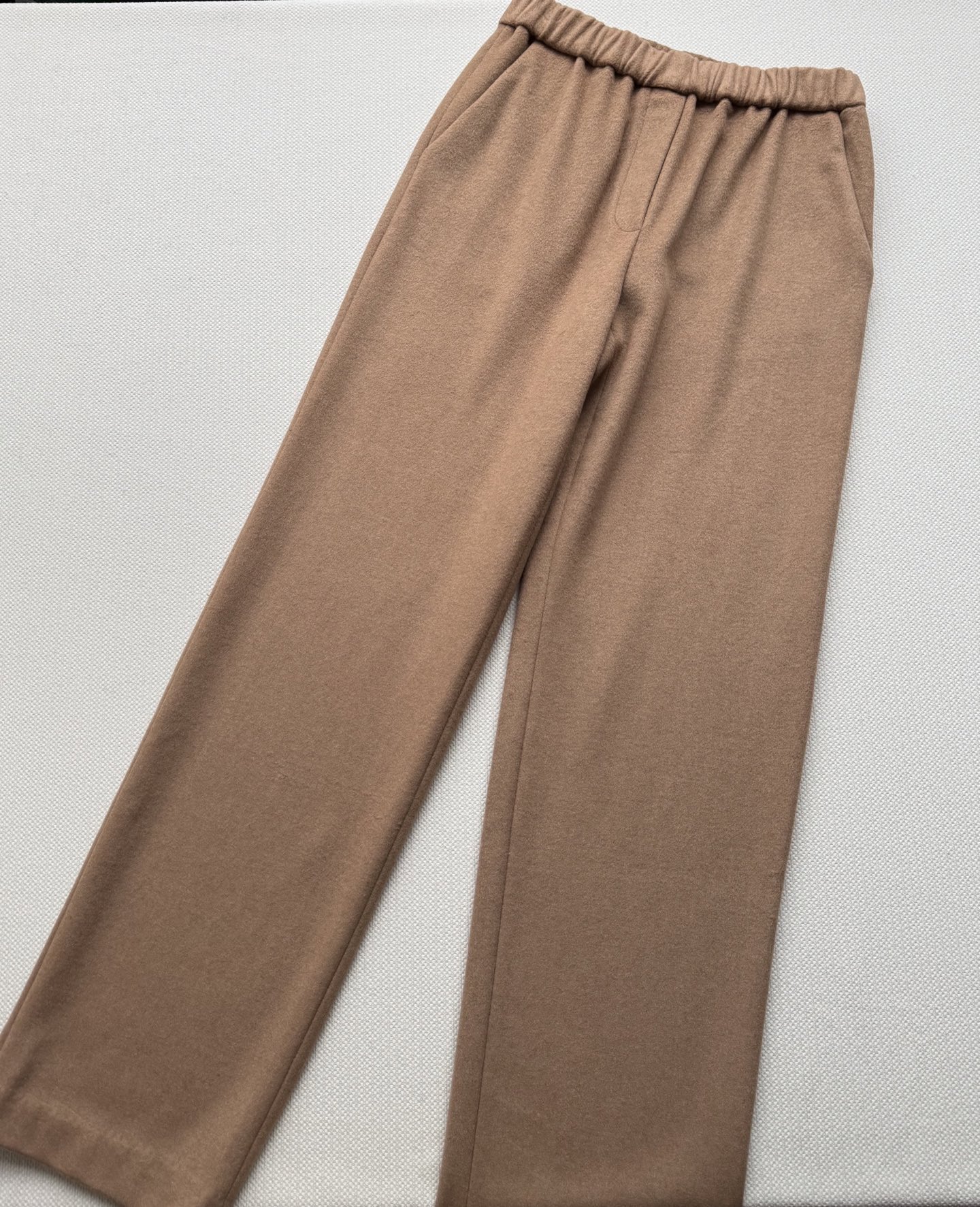 Miu Miu25SS早秋新款 骆驼毛直筒裤子 这款的材质，简直是奢华与舒适的代名词！精选优质驼绒，触感