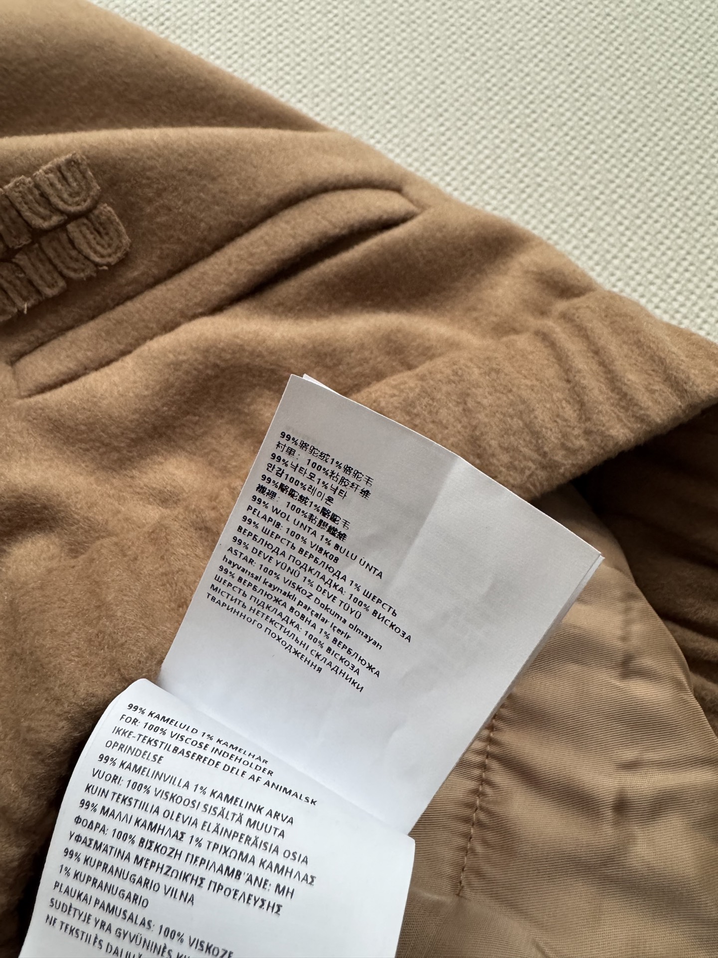 Miu Miu25SS早秋新款 骆驼毛直筒裤子 这款的材质，简直是奢华与舒适的代名词！精选优质驼绒，触感