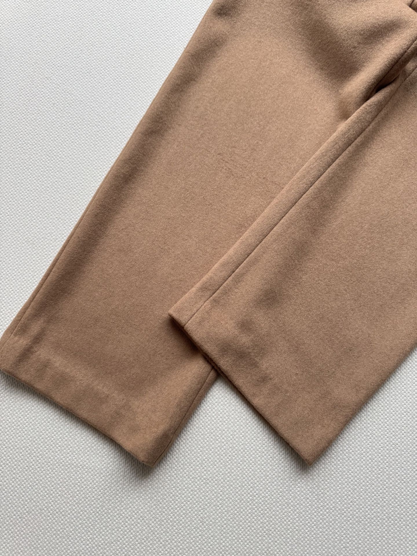 Miu Miu25SS早秋新款 骆驼毛直筒裤子 这款的材质，简直是奢华与舒适的代名词！精选优质驼绒，触感