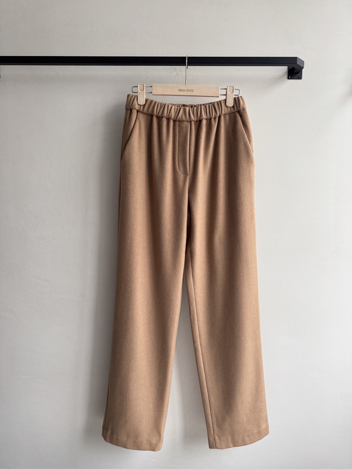 Miu Miu25SS早秋新款 骆驼毛直筒裤子 这款的材质，简直是奢华与舒适的代名词！精选优质驼绒，触感