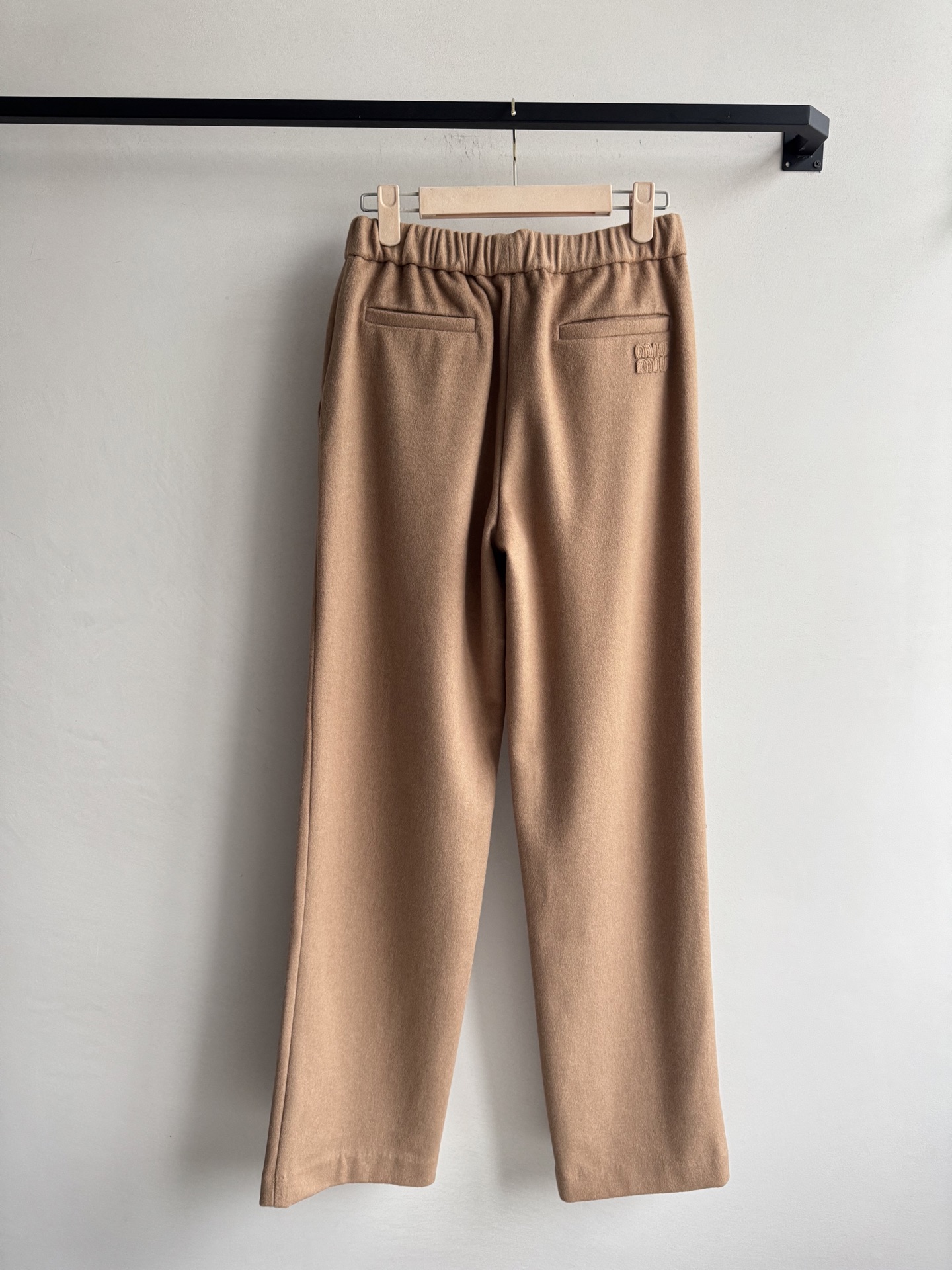 Miu Miu25SS早秋新款 骆驼毛直筒裤子 这款的材质，简直是奢华与舒适的代名词！精选优质驼绒，触感