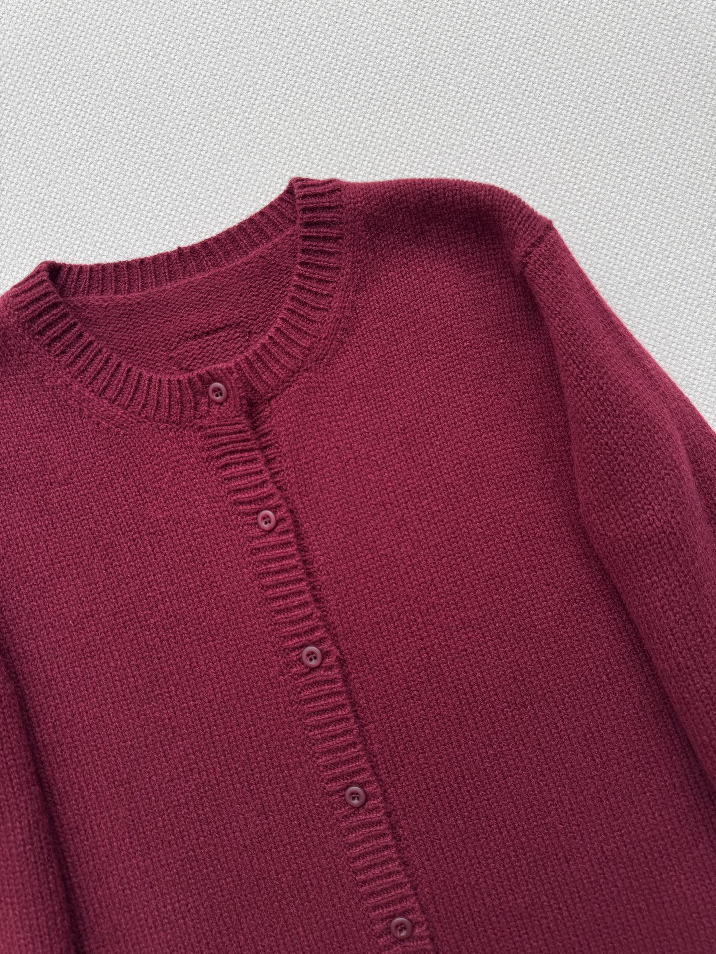 Prad*🆕25Fw早秋新款 排扣字母logo羊毛衫 原版开发！高版出品！100%羊毛材质，对版定制机织