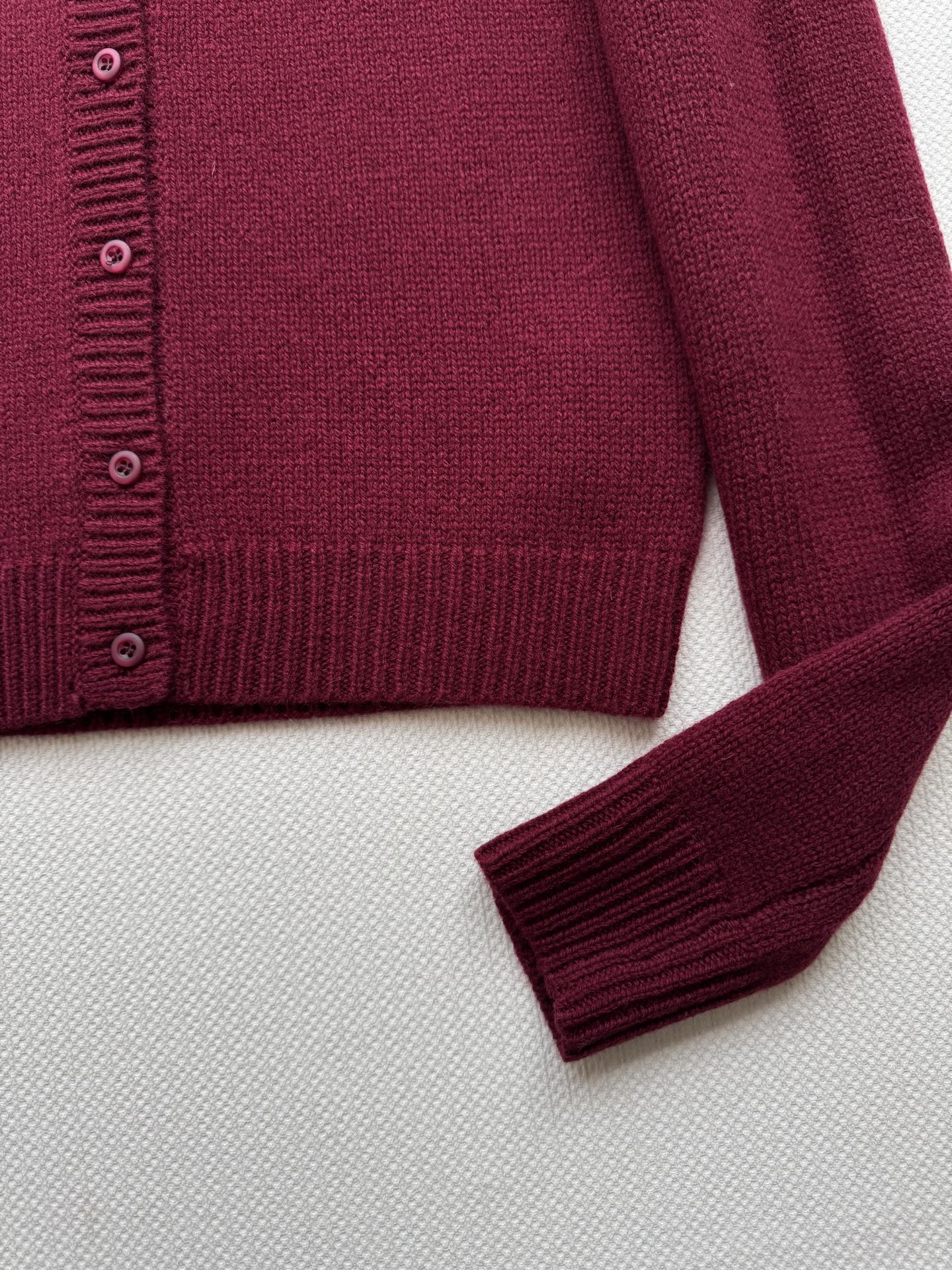 Prad*🆕25Fw早秋新款 排扣字母logo羊毛衫 原版开发！高版出品！100%羊毛材质，对版定制机织