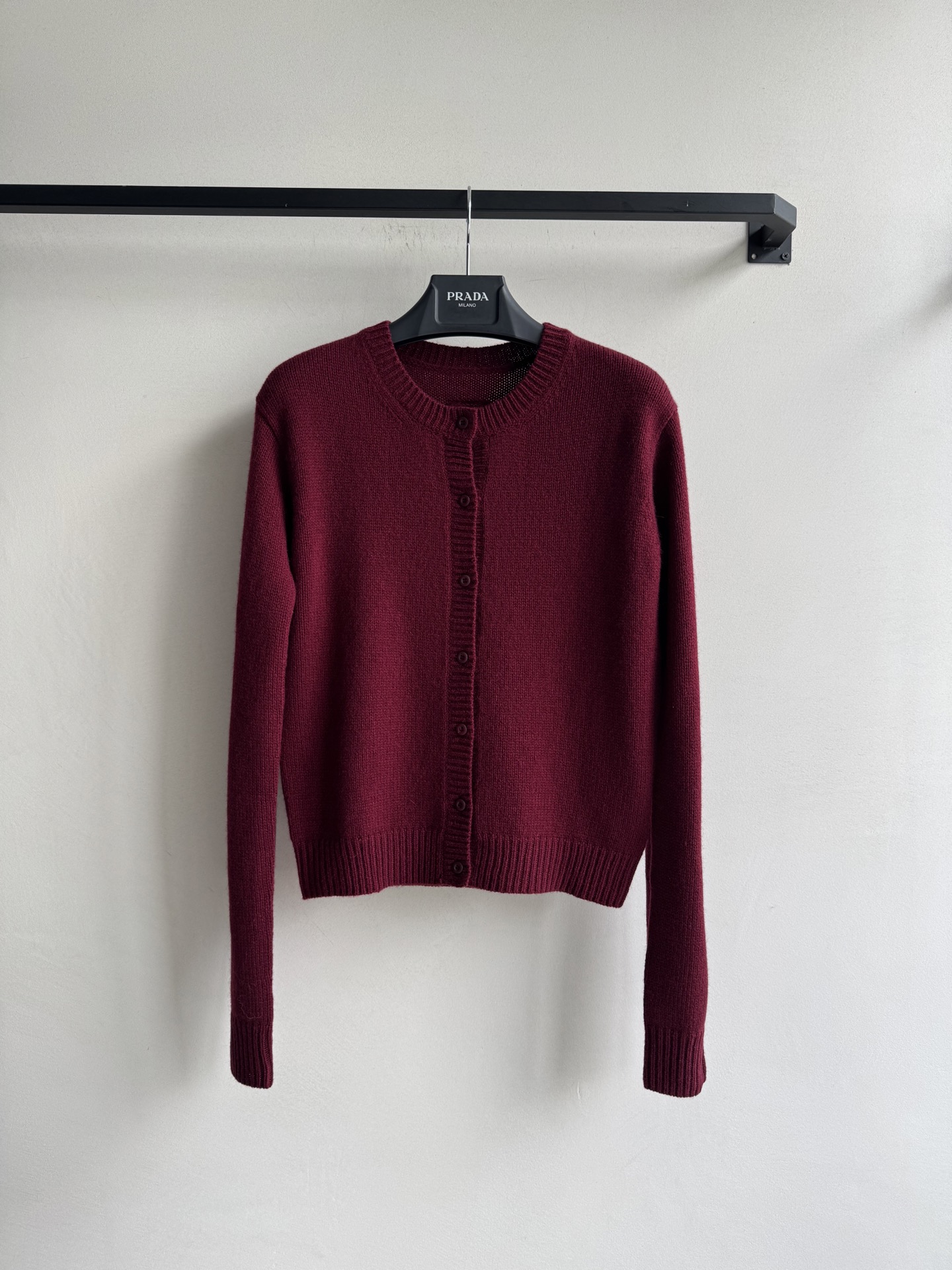Prad*🆕25Fw早秋新款 排扣字母logo羊毛衫 原版开发！高版出品！100%羊毛材质，对版定制机织