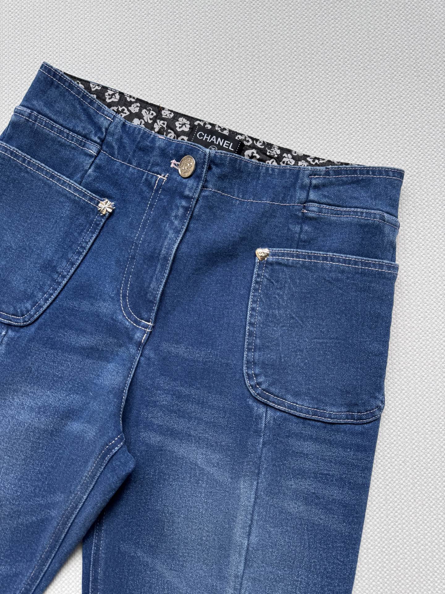 Chane*🆕25B 秋冬新款牛仔裤小香25秋冬复古牛仔裤上非常百搭的一款牛仔裤搭配任何风格都可以驾驭搭