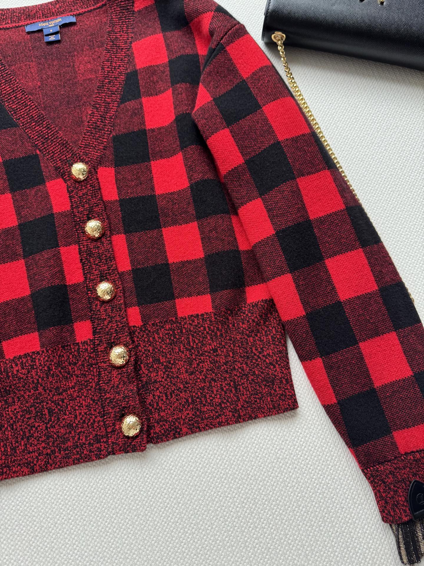 LouisVuitto*🆕25早秋新款红黑格子V领针织开衫 美式复古风格 金色纽扣点缀 袖口有流苏装饰 