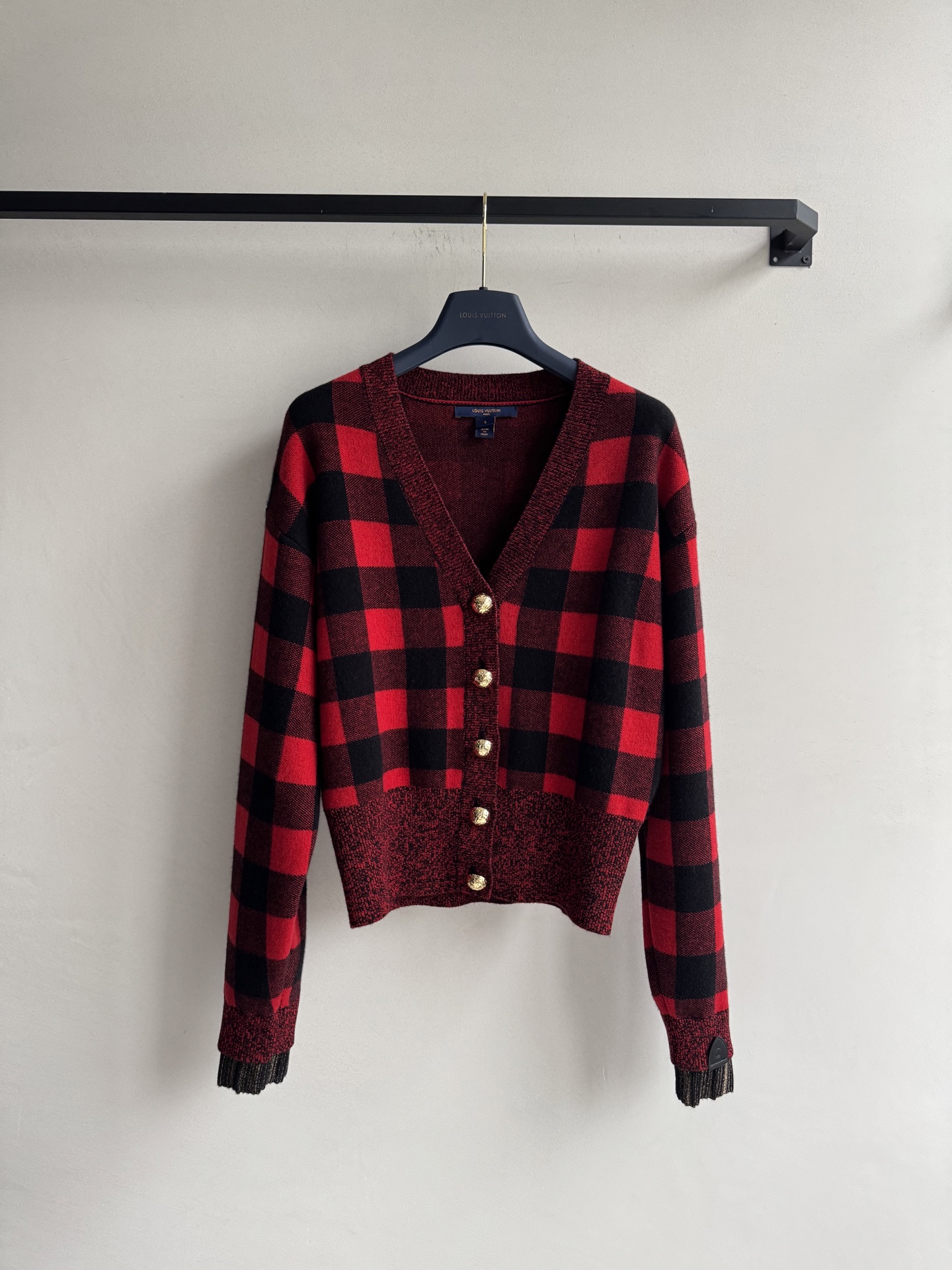 LouisVuitto*🆕25早秋新款红黑格子V领针织开衫 美式复古风格 金色纽扣点缀 袖口有流苏装饰 
