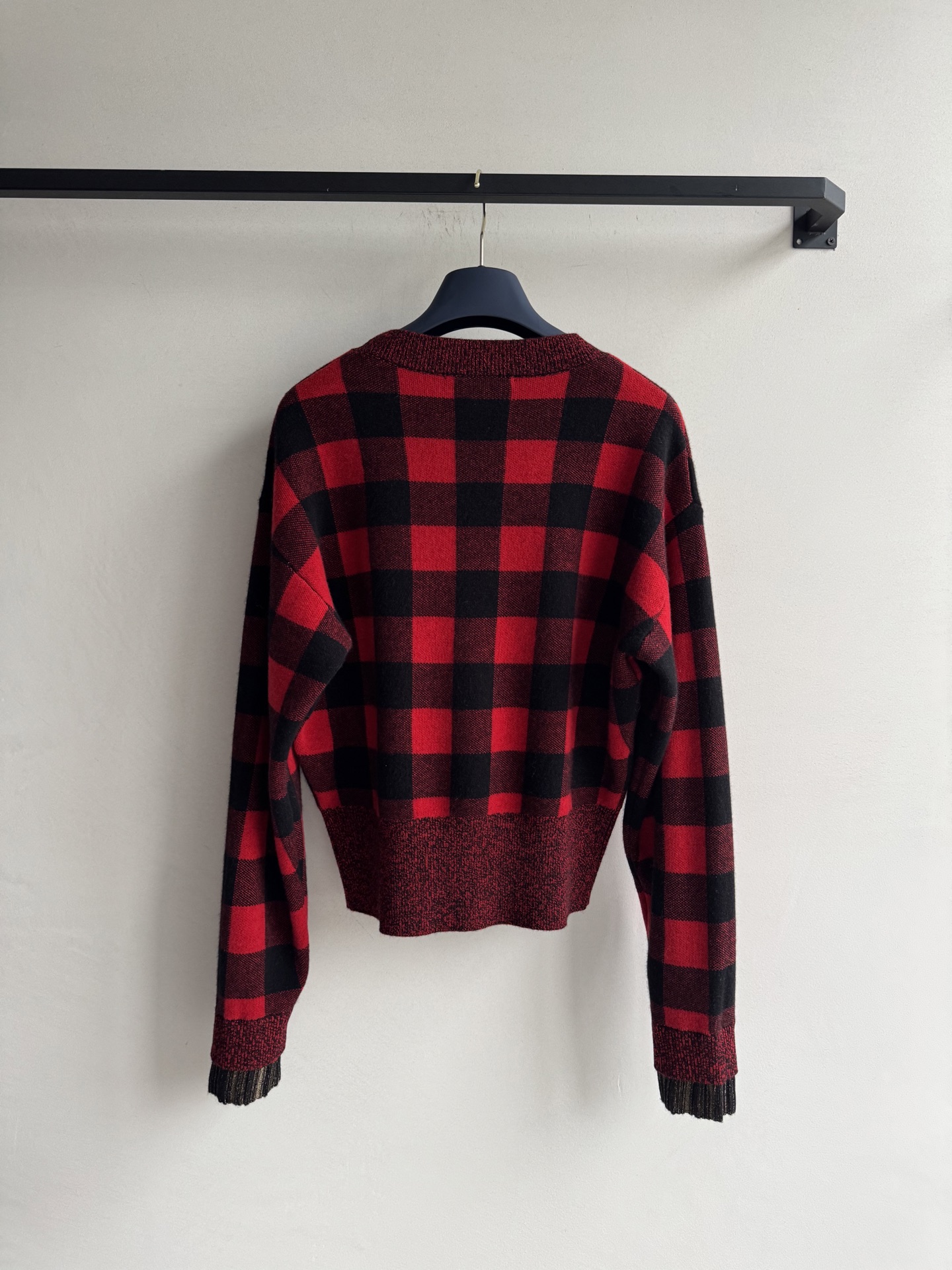 LouisVuitto*🆕25早秋新款红黑格子V领针织开衫 美式复古风格 金色纽扣点缀 袖口有流苏装饰 