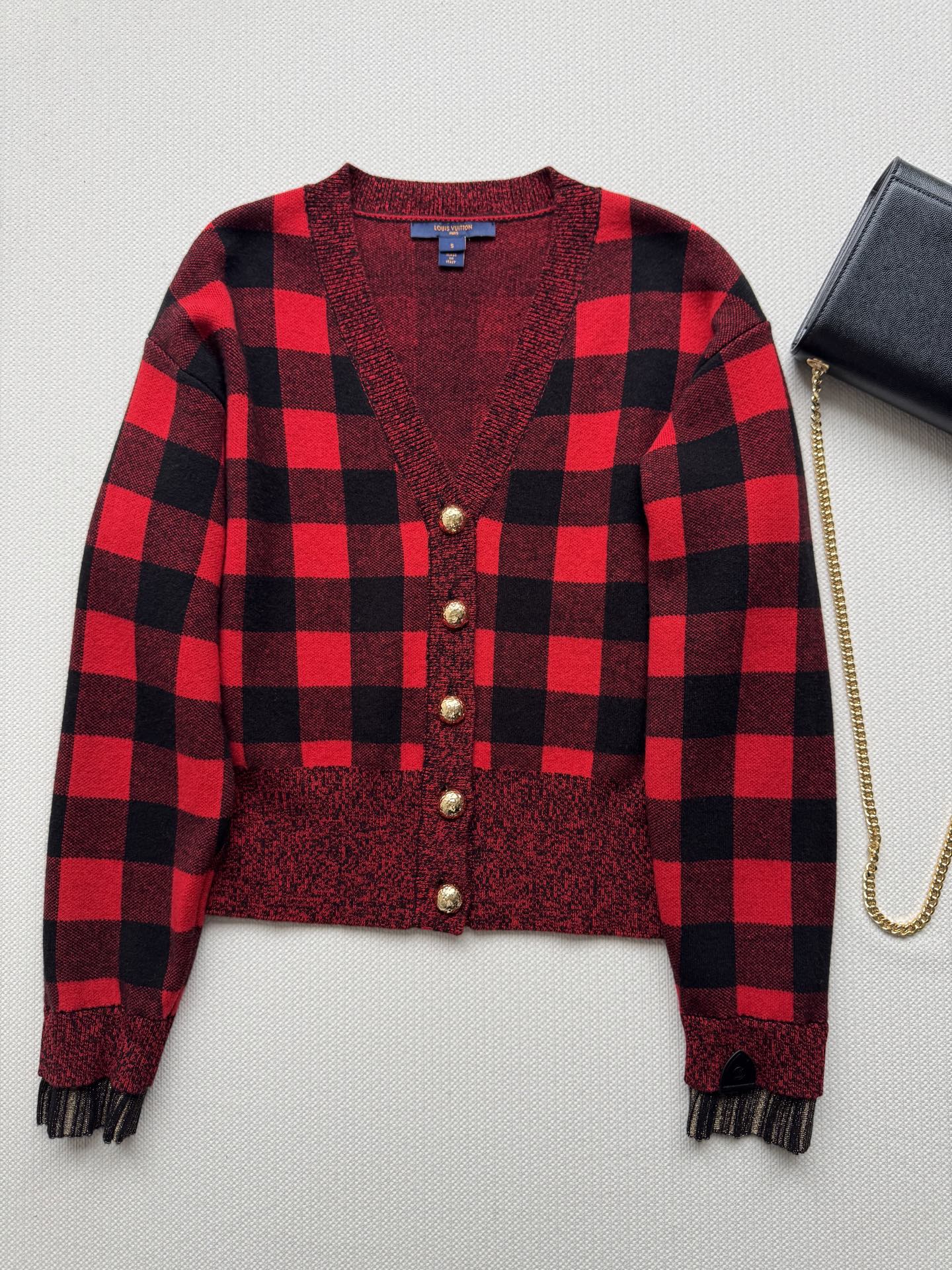LouisVuitto*🆕25早秋新款红黑格子V领针织开衫 美式复古风格 金色纽扣点缀 袖口有流苏装饰 