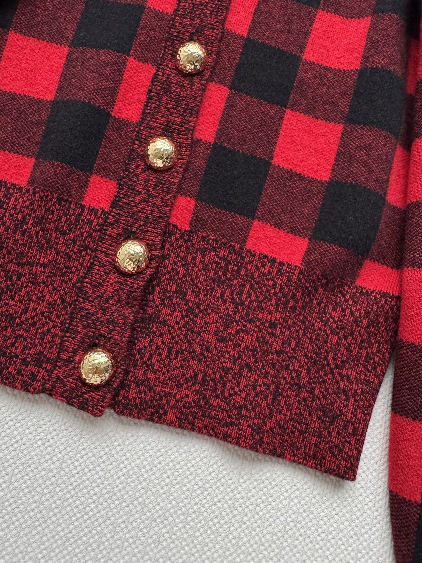 LouisVuitto*🆕25早秋新款红黑格子V领针织开衫 美式复古风格 金色纽扣点缀 袖口有流苏装饰 