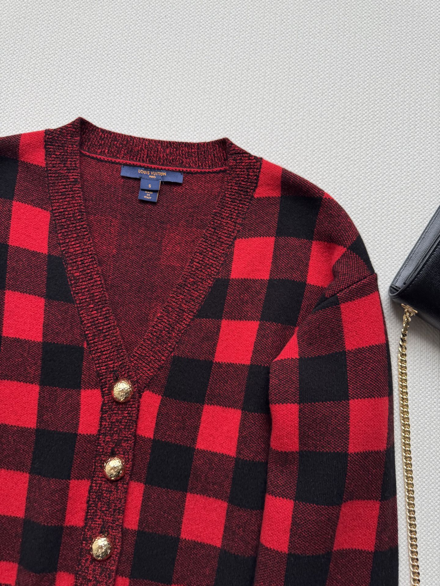 LouisVuitto*🆕25早秋新款红黑格子V领针织开衫 美式复古风格 金色纽扣点缀 袖口有流苏装饰 