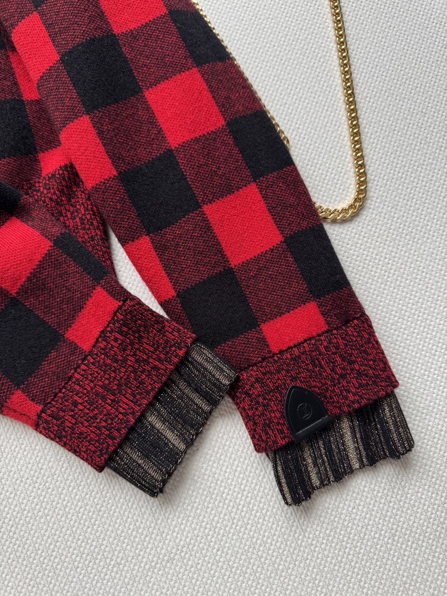 LouisVuitto*🆕25早秋新款红黑格子V领针织开衫 美式复古风格 金色纽扣点缀 袖口有流苏装饰 